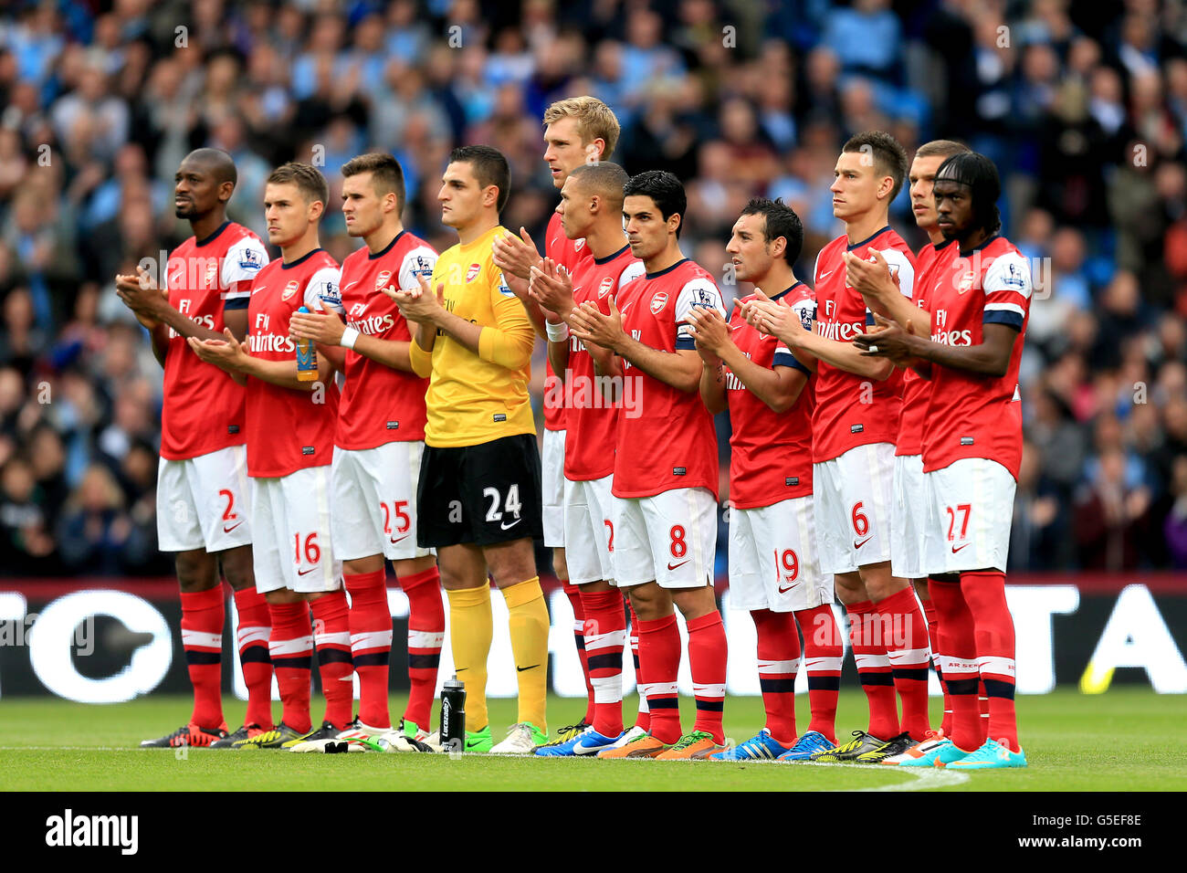 Fußball - Barclays Premier League - Manchester City / Arsenal - Etihad Stadium. Arsenal-Spieler nehmen an einer Minute Applaus zu Ehren der beiden verstorbenen Polizisten Teil Stockfoto