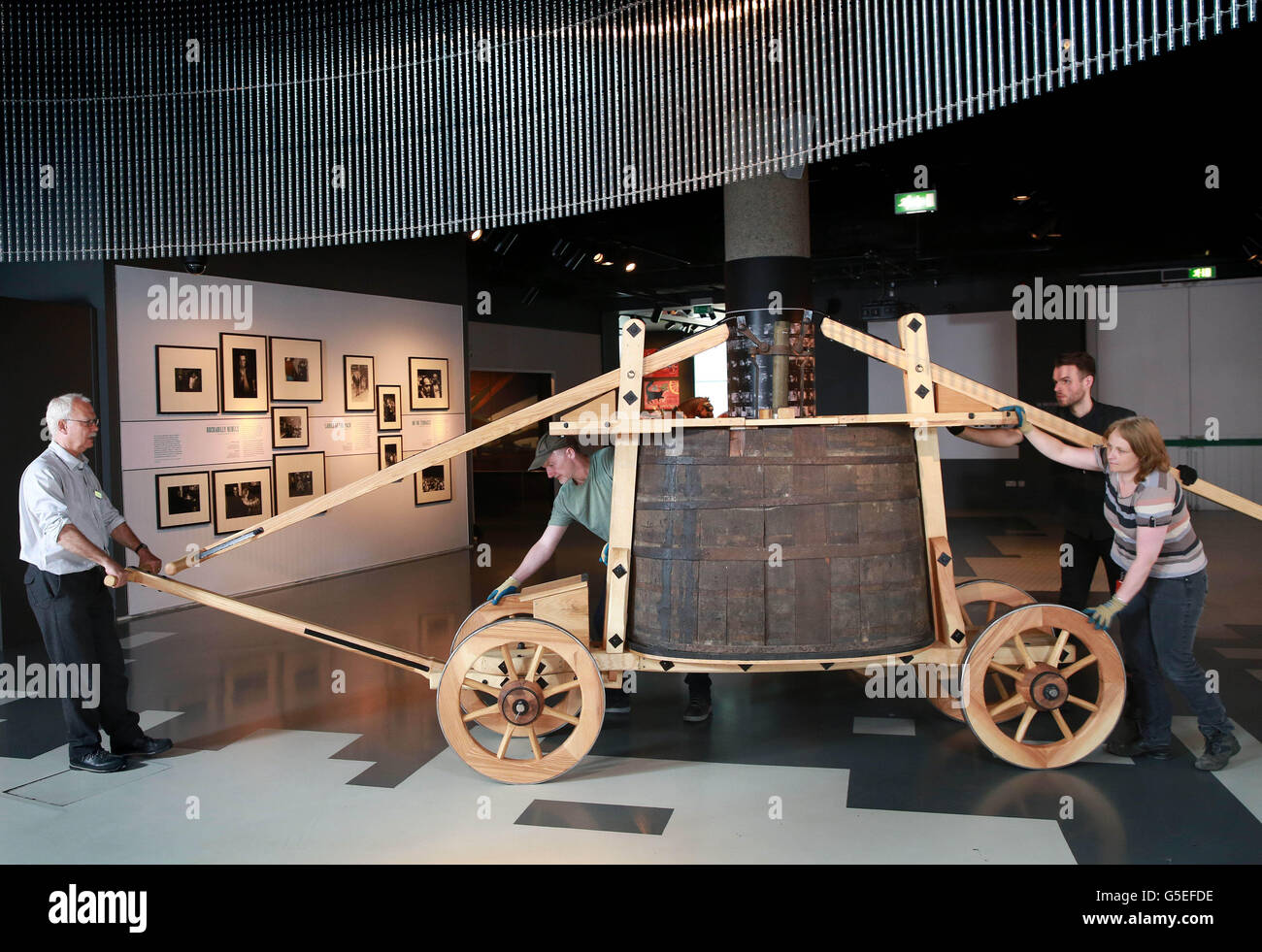 NUR zur redaktionellen Nutzung A 17. Jahrhundert restaurierte Feuerwehrauto kommt an das Museum of London in Vorbereitung für das Fahrzeug wird auf dem Display an das Museum Feuer! Feuer! Ausstellung, die vom 23. Juli 2016, 17. April 2017 eröffnet werden. Stockfoto