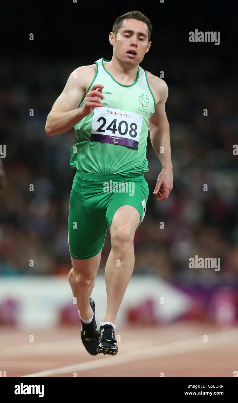 Der irische Jason Smyth tritt in den 100-m-Rennen der Männer & Ntilde; T13 im Olympiastadion in London an. Stockfoto