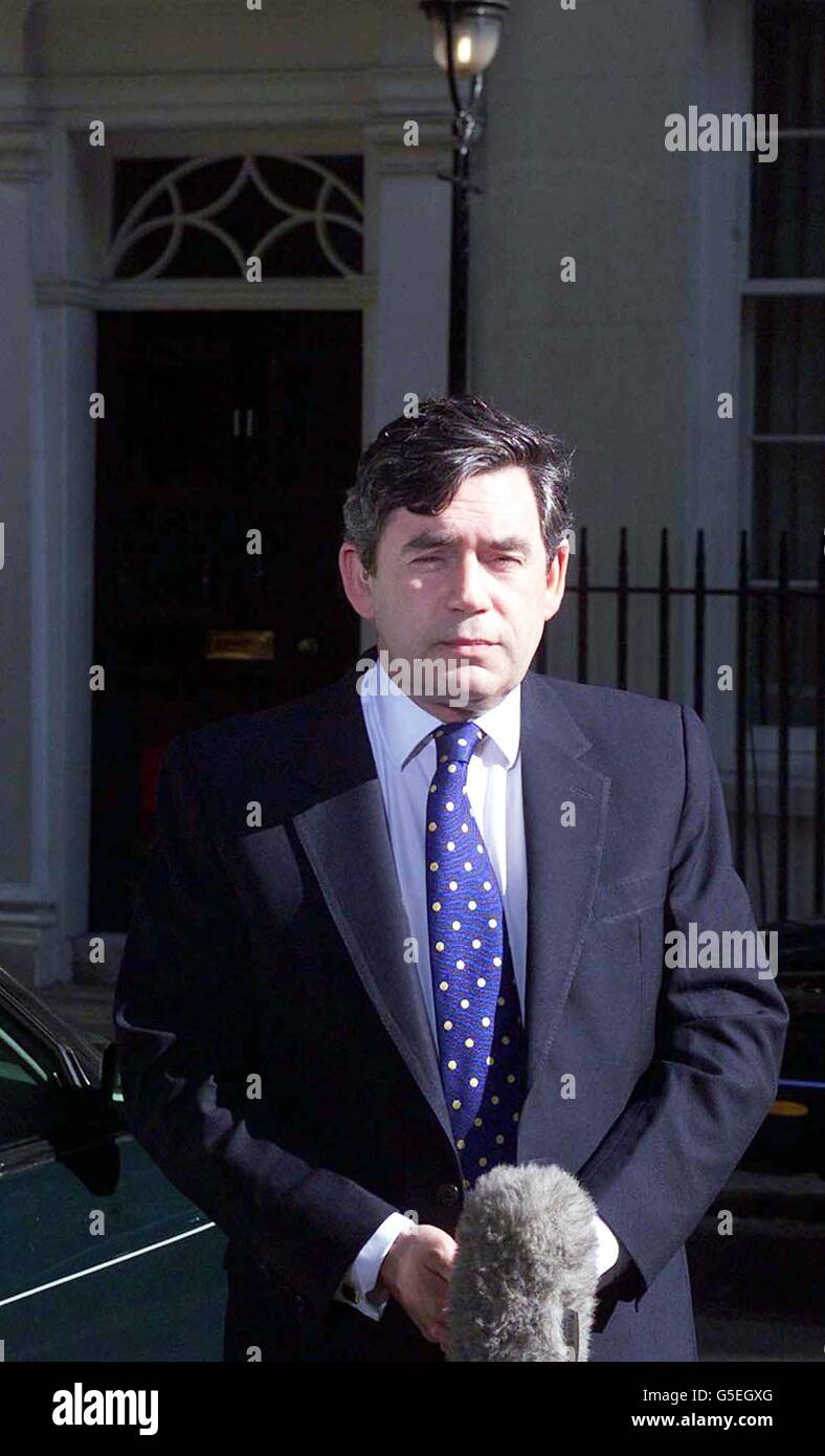 Kanzler Gordon Brown vor der Downing Street 11 in London. Die Kanzlerin kündigte zusammen mit der Sekretärin für Handel und Industrie Patricia Hewitt und der Sekretärin für Bildung und Qualifikationen Estelle Morris ein Maßnahmenpaket zur Förderung neuer Unternehmen an. *die Maßnahmen sollen auch den Wettbewerb fördern und die Preise für die Verbraucher senken, wie es bei der Sitzung im Amtssitz der Kanzlerin angekündigt wurde. Stockfoto