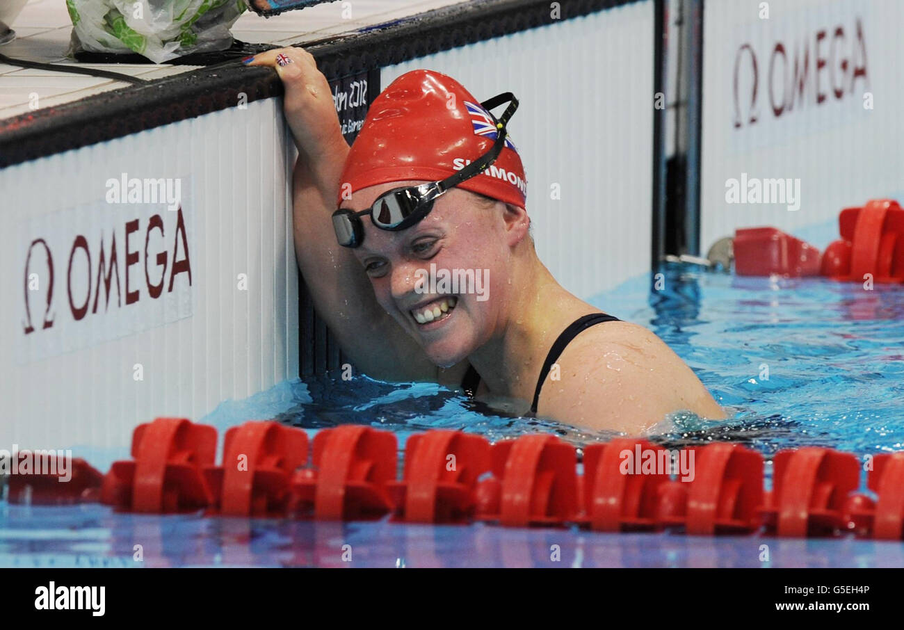 Ellie Simmonds von Great Britan landet bei den Paralympischen Spielen in London im Aquatic Centre in ihrer 400m Freestyle S6 Heat als erster. Stockfoto