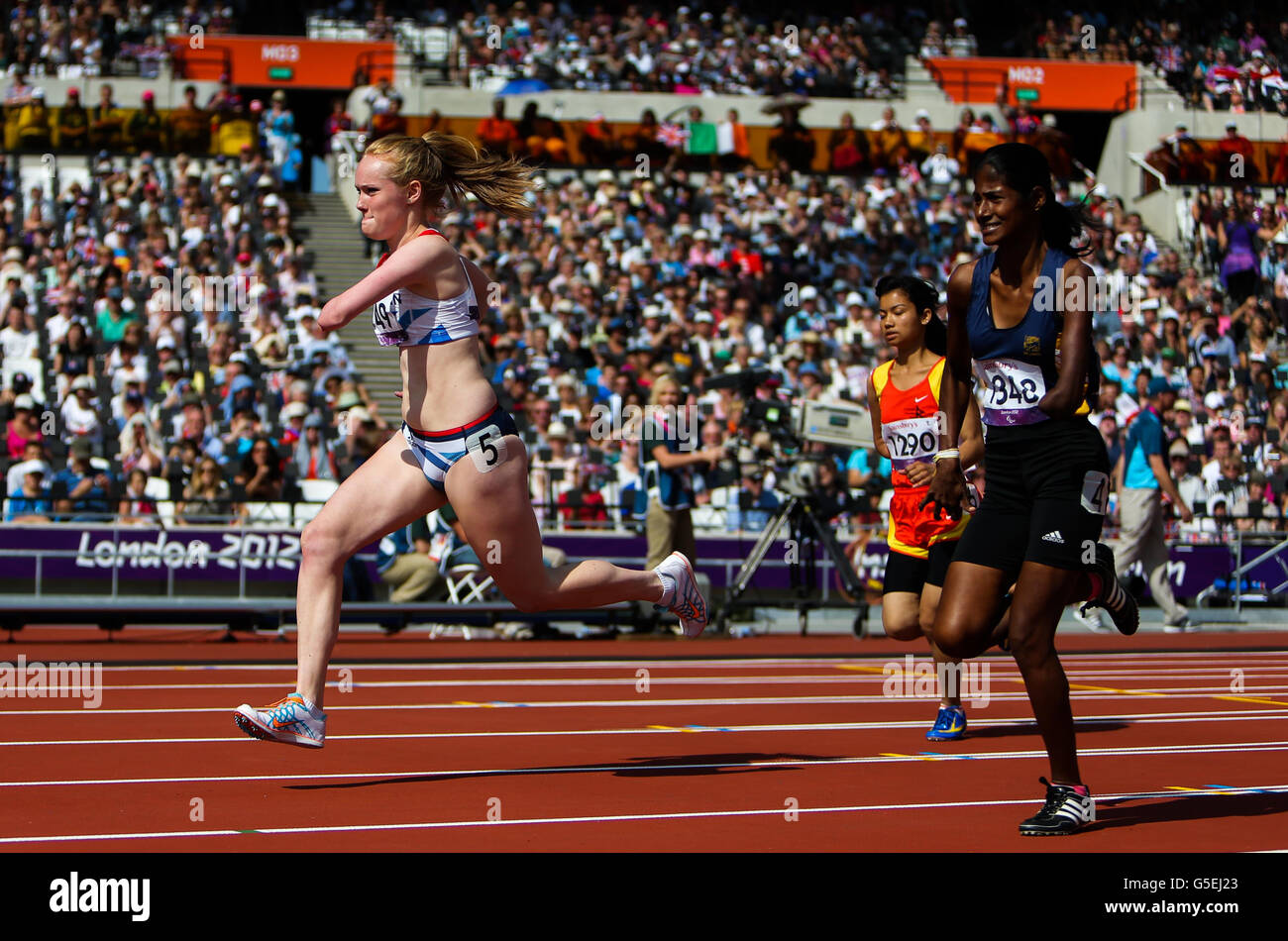 Die britische Sally Brown (links 0 während der 100 m T48 der Frauen im Olympiastadion, London). Stockfoto