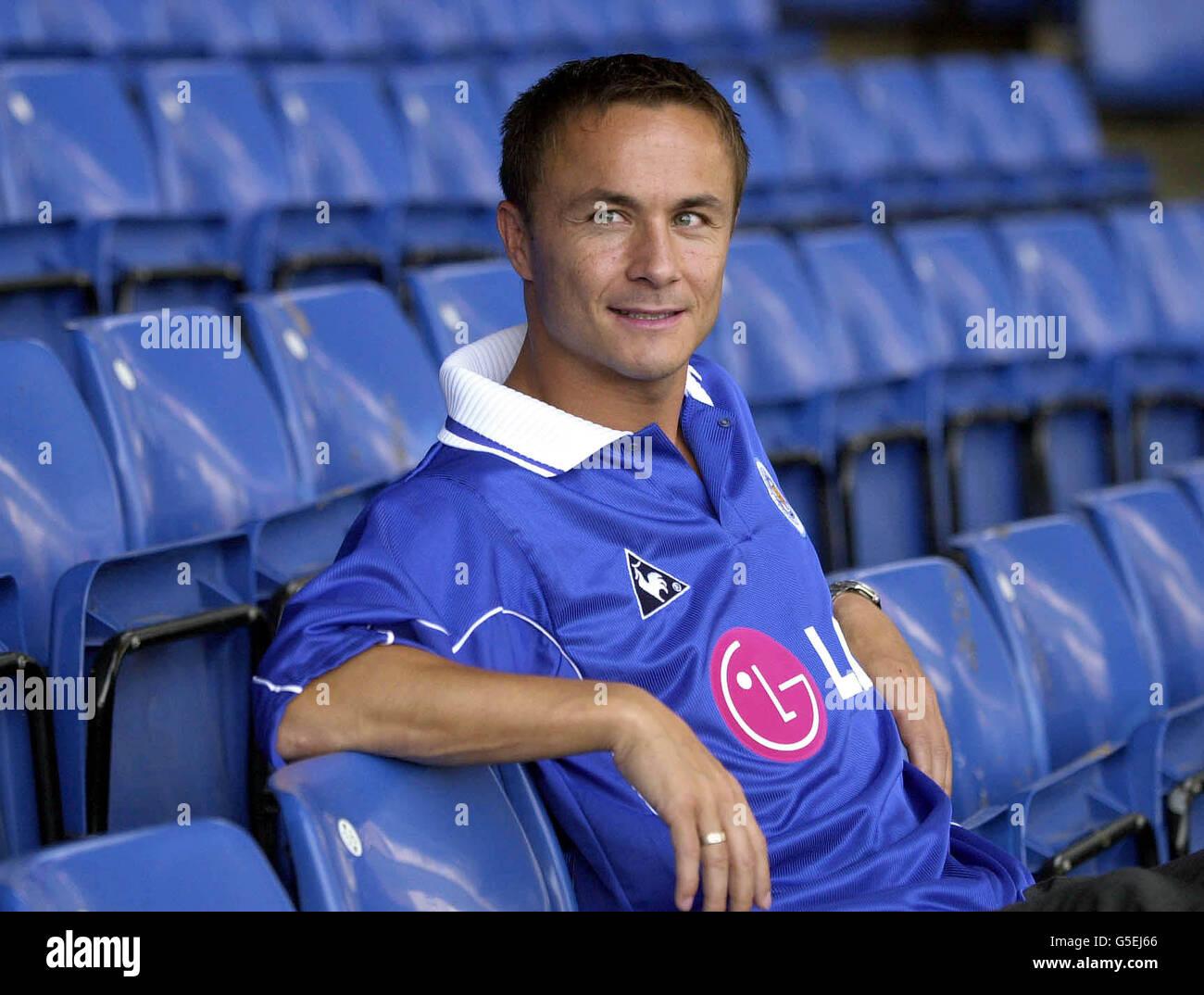 Der ehemalige Chelsea-Fußballer Dennis Wise posiert nach seinem Transfer nach Leicester City für Fotografen. Wise besiegelte seinen 1,6 Millionen Umzug nach Leicester, der eine 11-Saison-Spanne an der Stamford Bridge beendete. Stockfoto