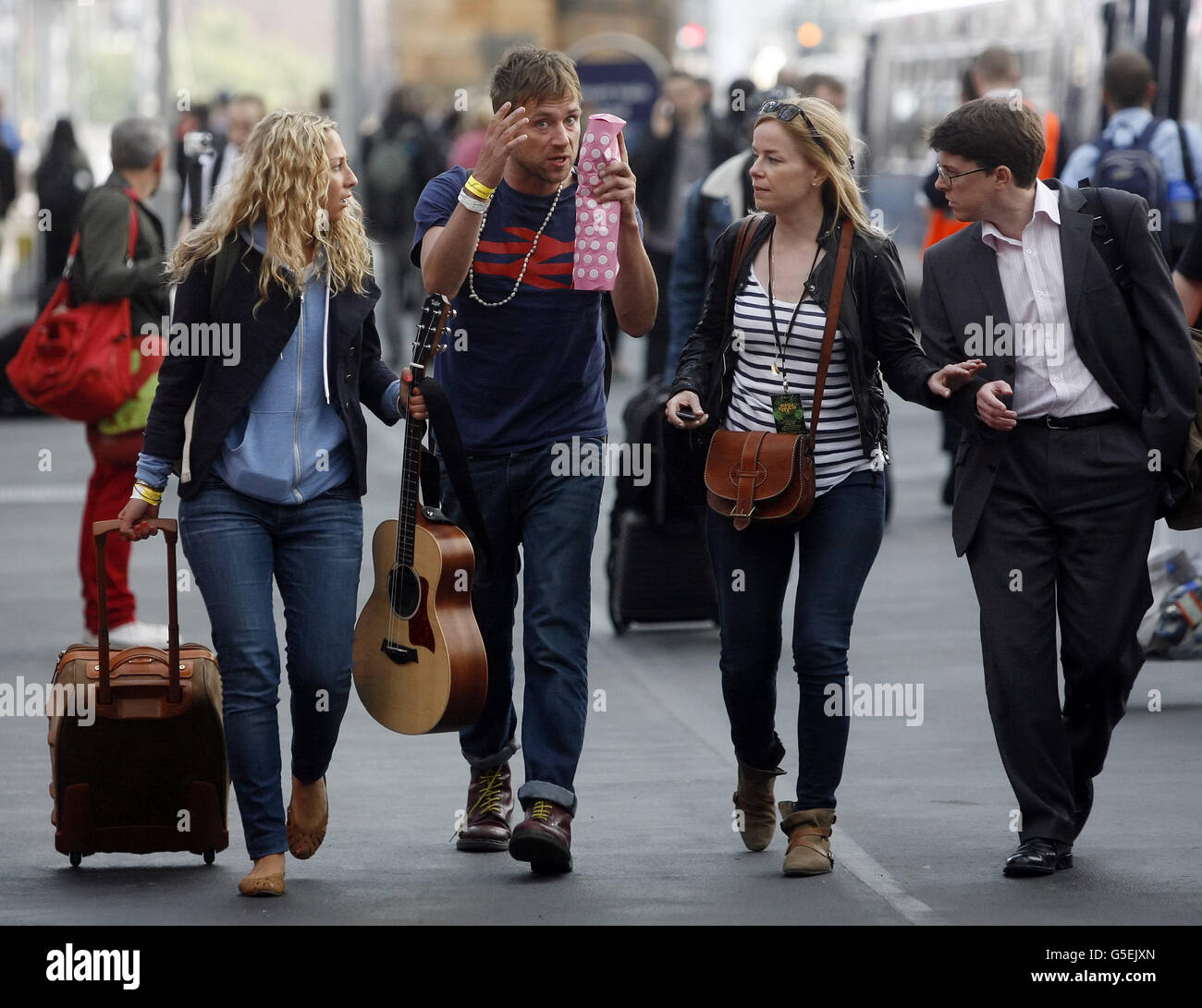 Ankunft des African Express - Glasgow. Damon Albarn (2. Links) kommt am Hauptbahnhof in Glasgow an. Stockfoto