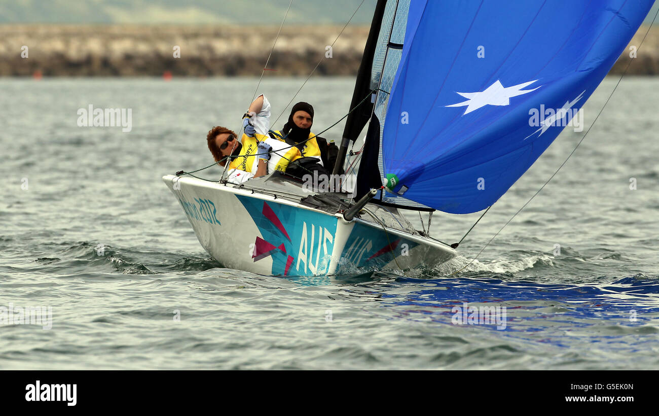 Die australischen Skud-Crew Daniel Fitzgibbon und Liesl Tesch während der heutigen Paralympischen Segeltörns in Weymouth und Portland. Stockfoto