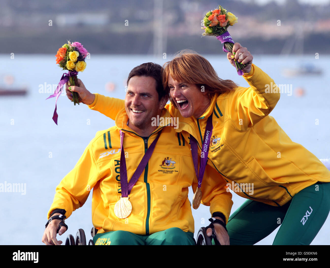 Die australischen Skud-Crew Daniel Fitzgibbon und Liesl Tesch mit ihrer Paralympischen Goldmedaille nach der heutigen Zeremonie im Segelsport in Weymouth und Portland. Stockfoto
