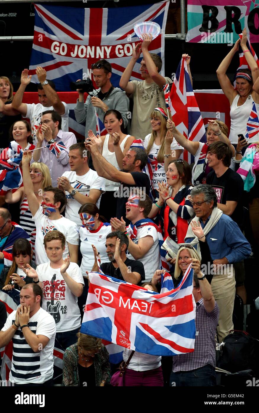 GB-Fans jubeln während des Wheelchair Rugby gegen Frankreich in der Basketball-Arena im Olympic Park London für das britische Rugby-Team. Stockfoto