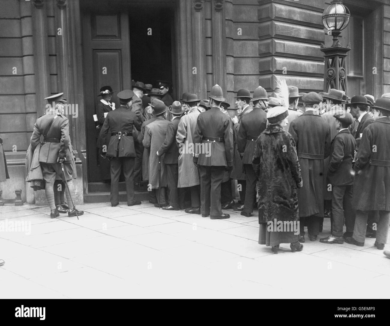 Kriminalität - Kasement Trial - 1916. Vor dem Gericht in der Bow Street versammeln sich Menschenmassen für den Kasentprozess im Jahr 1916. Stockfoto
