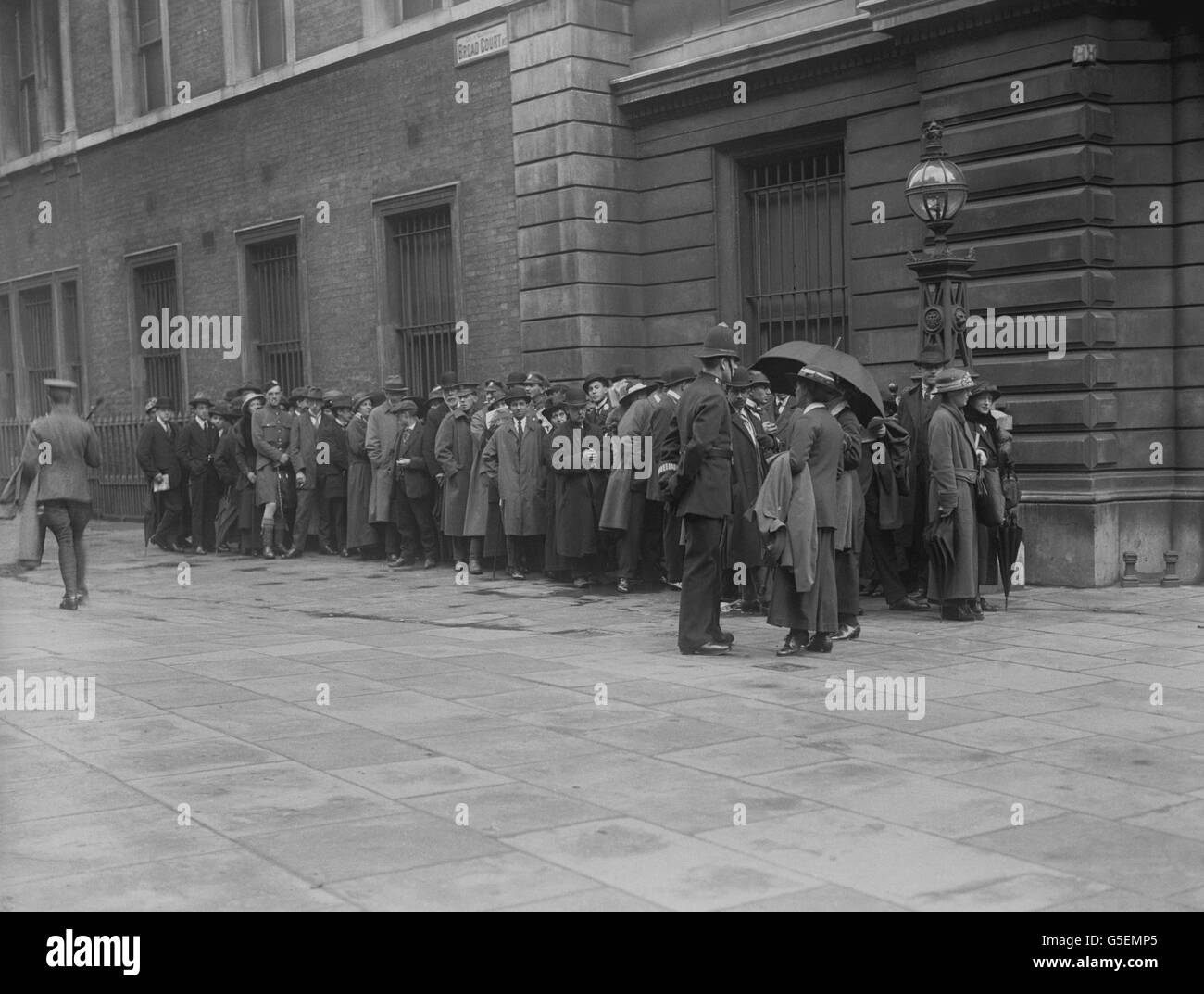 Vor dem Gericht in der Bow Street versammeln sich Menschenmassen für den Kasentprozess im Jahr 1916. Stockfoto