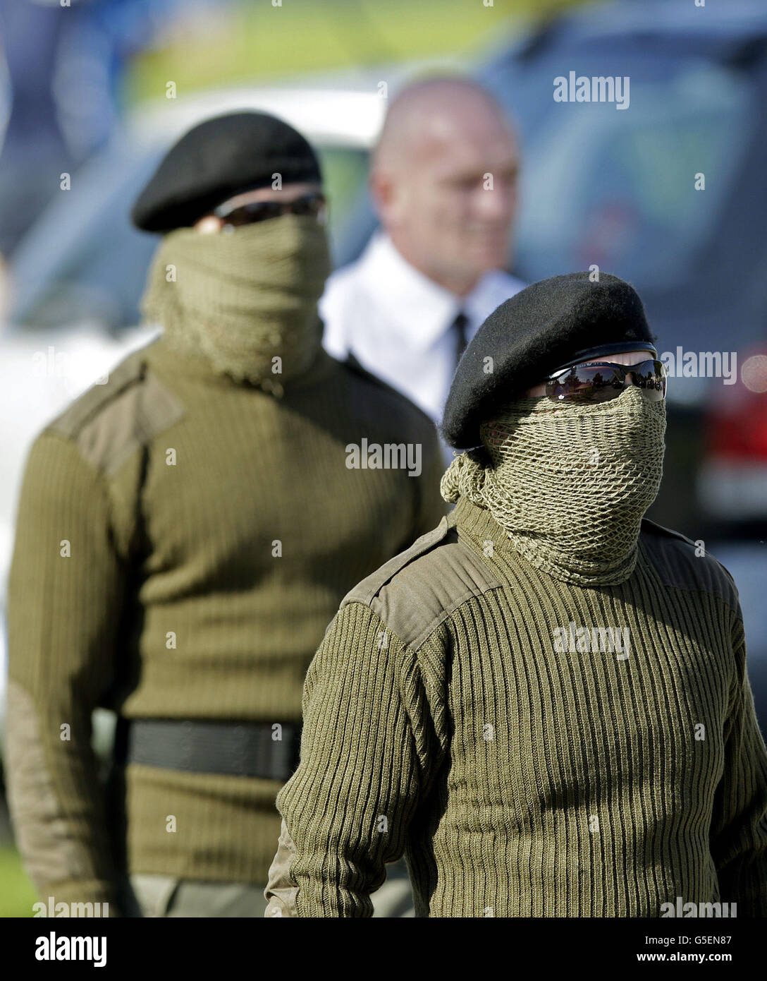 Trauernde nehmen an der Beerdigung des Real IRA-Mitglieds Alan Ryan in der Kirche der Heiligen Dreifaltigkeit auf dem Friedhof in Balgriffen im Norden Dublins Teil. Stockfoto