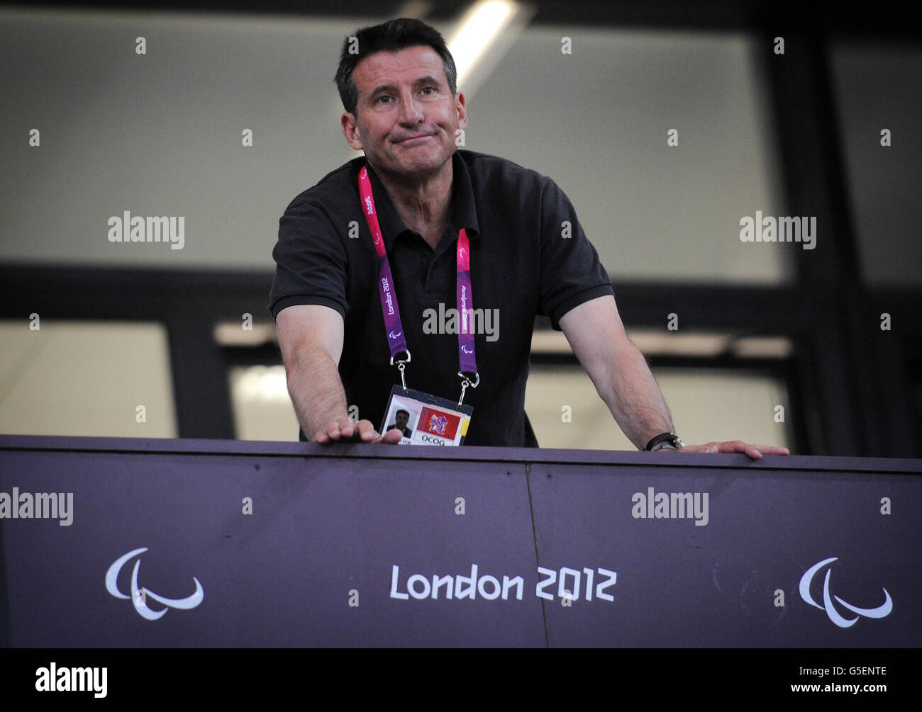 Lord Sebastian Coe beobachtet die letzte Nacht der Leichtathletik im Olympiastadion, Olympic Park, während der Paralympischen Spiele in London. Stockfoto
