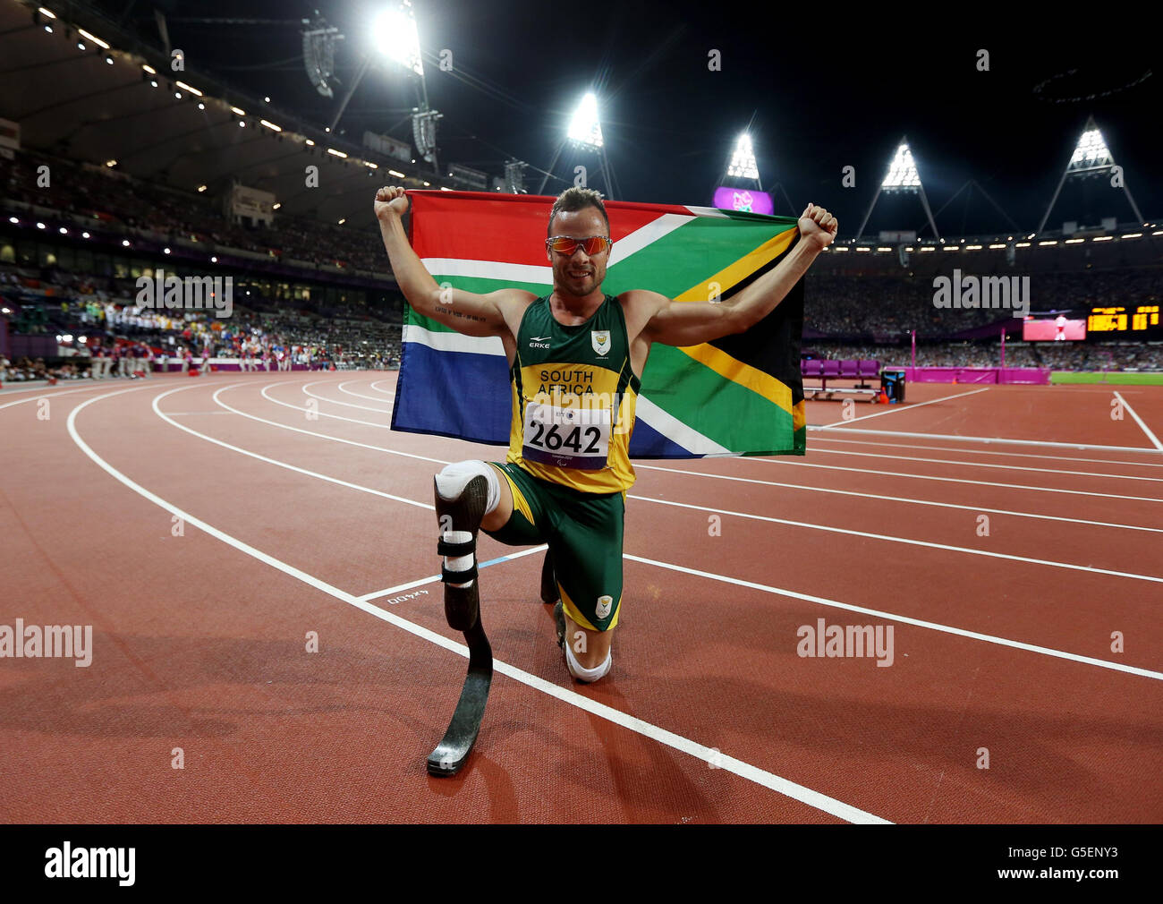 Südafrikas Oscar Pistorius feiert den Gewinn des 400 m langen T44 der Männer im Olympiastadion in London. Stockfoto