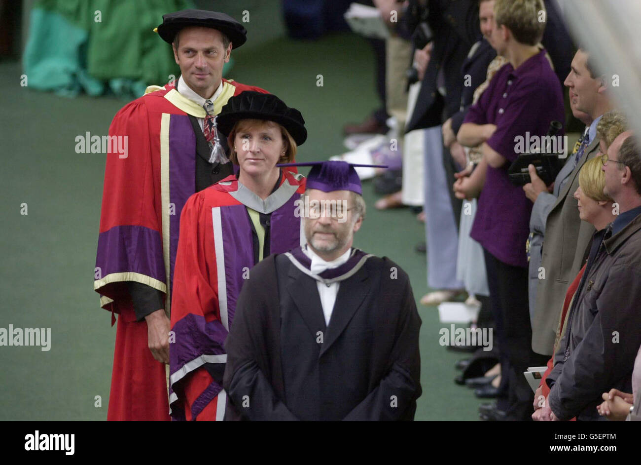 Der olympische Ruderer Steve Redgrave (hinten) und seine Frau Dr. Ann Redgrave erhalten vom Kanzler der Loughborough University, Sir Denis Rooke (vorne), ihre Ehrentitel zum Doktor der Technik bzw. zum Doktor der Wissenschaft. * die beiden wurden bei einer besonderen Zeremonie an der Leicestershire University für ihren Beitrag zur sportlichen Exzellenz geehrt. Stockfoto