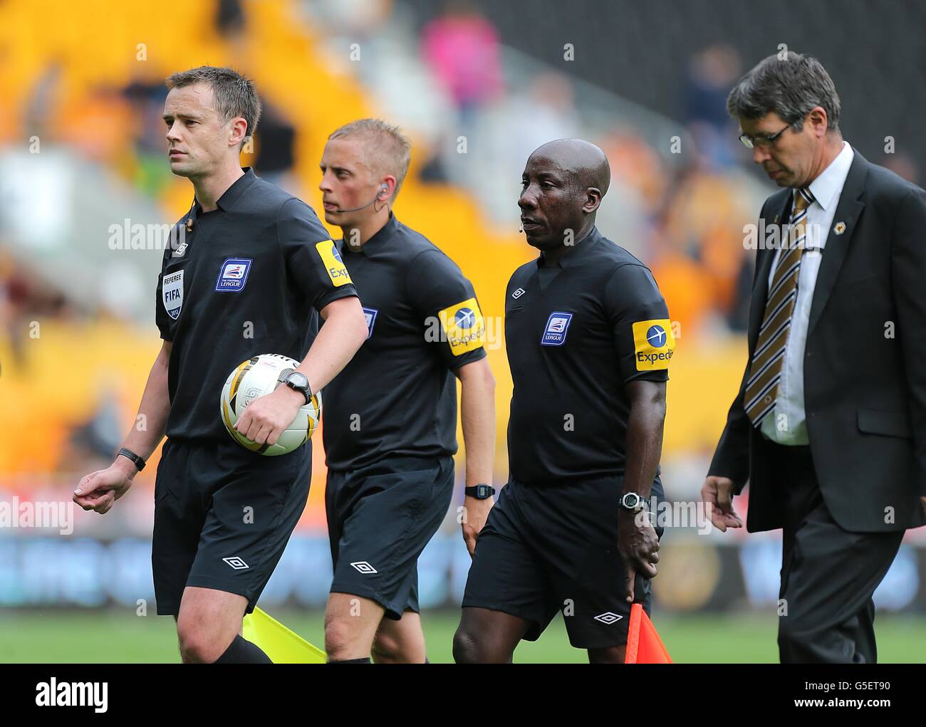 Fußball - npower Football League Championship - Wolverhampton Wanderers gegen Leicester City - Molineux. Schiedsrichter Stuart Attwell (ganz links) geht zur Halbzeit mit seinen Assistenten vom Spielfeld Stockfoto