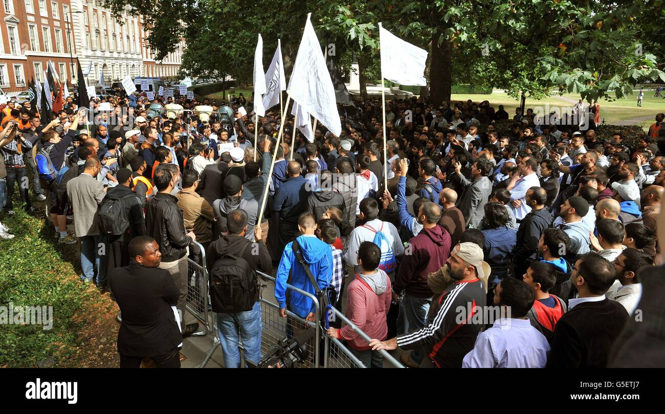 Die muslimische Druckgruppe Hizb ut-Tahrir, die sich für einen islamischen Staat mit Scharia-Gesetz einsetzt, protestiert vor der US-Botschaft am Grosvenor Square in London über einen Film, der den Propheten Muhammad verspottet. Stockfoto