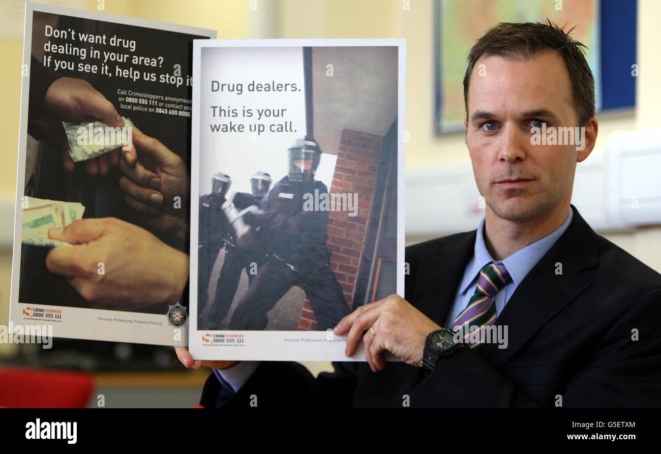 Der detektive Hauptkommissar Stephen Wright sprach vor einer Reihe von Drogenrazzien im nordirischen Lurgan mit neuen Anti-Drogen-Plakaten, da die Polizei seitdem Drogen im Wert von 287,781 beschlagnahmt und 198 Festnahmen in einem großen Kampf auf Straßenebene durchgeführt hat. Stockfoto