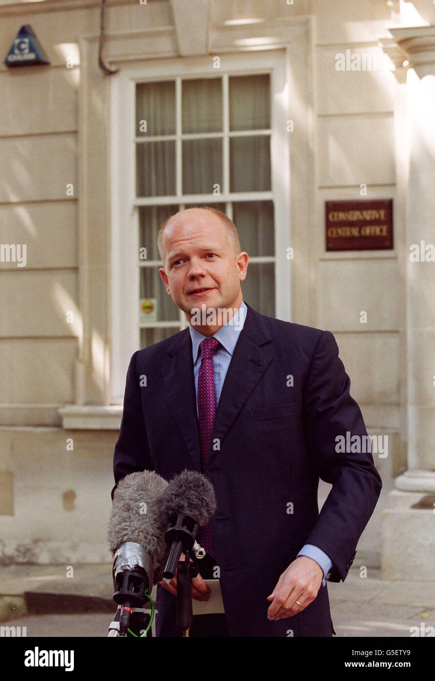 Der konservative Führer William Hague vor dem konservativen Zentralbüro am Smith Square in London reagiert auf die Nachricht, dass die Regierung ein Moratorium für weitere Desinfektion und Reinigung in Bezug auf Maul- und Klauenseuche forderte. * bis bestimmte Probleme in Bezug auf die Belastung gelöst wurden. Auf die Frage, warum die Regierung so lange gedauert habe, um die hohen Kosten der Aufputzaktion zu berechnen, warf er der Regierung vor, die Maul- und Klauenseuche ständig zu verzögern und zu verzögern, und sagte, die heutige Nachricht von der Aussetzung der Aufreinigungsarbeiten auf landwirtschaftlichen Betrieben sei ein weiterer Schlag Großbritannien Stockfoto