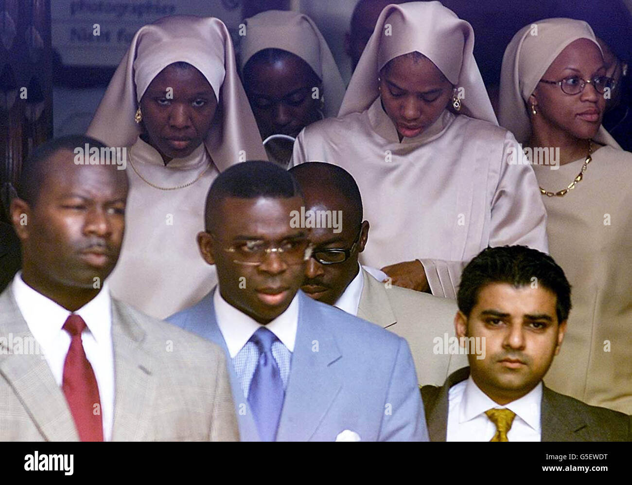 Der britische Vertreter der Nation of Islam Hilary Muhammad (blaue Klage) mit dem Anwalt Sadiq Khan (rechts) vor dem High Court in London, nach dem Urteil des schwarzen US-politischen Führers Louis Farrakhan, 67, Gewann in seinem Kampf vor dem Obersten Gerichtshof gegen ein fortwährtes Regierungsverbot, das ihn daran hinderte, Großbritannien zu besuchen. * der umstrittene Führer der Nation of Islam wurde seit 1986 von aufeinanderfolgenden Innenminister aus Großbritannien ausgeschlossen. Das Urteil bedeutet, dass die Regierung nun ihre Position überdenken muss. Stockfoto