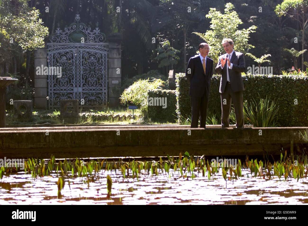 Der britische Premierminister Tony Blair (rechts) und der Gouverneur des Bundesstaates Sau Paulo, Dr. Geraldo Alckmin, während eines Besuchs im Botanischen Garten in Sau Paulo, Brasilien. Bei seiner Ankunft wurde Blair von Greenpeace-Aktivisten begrüßt, die gegen die Globalisierung protestierten. TBSA Stockfoto