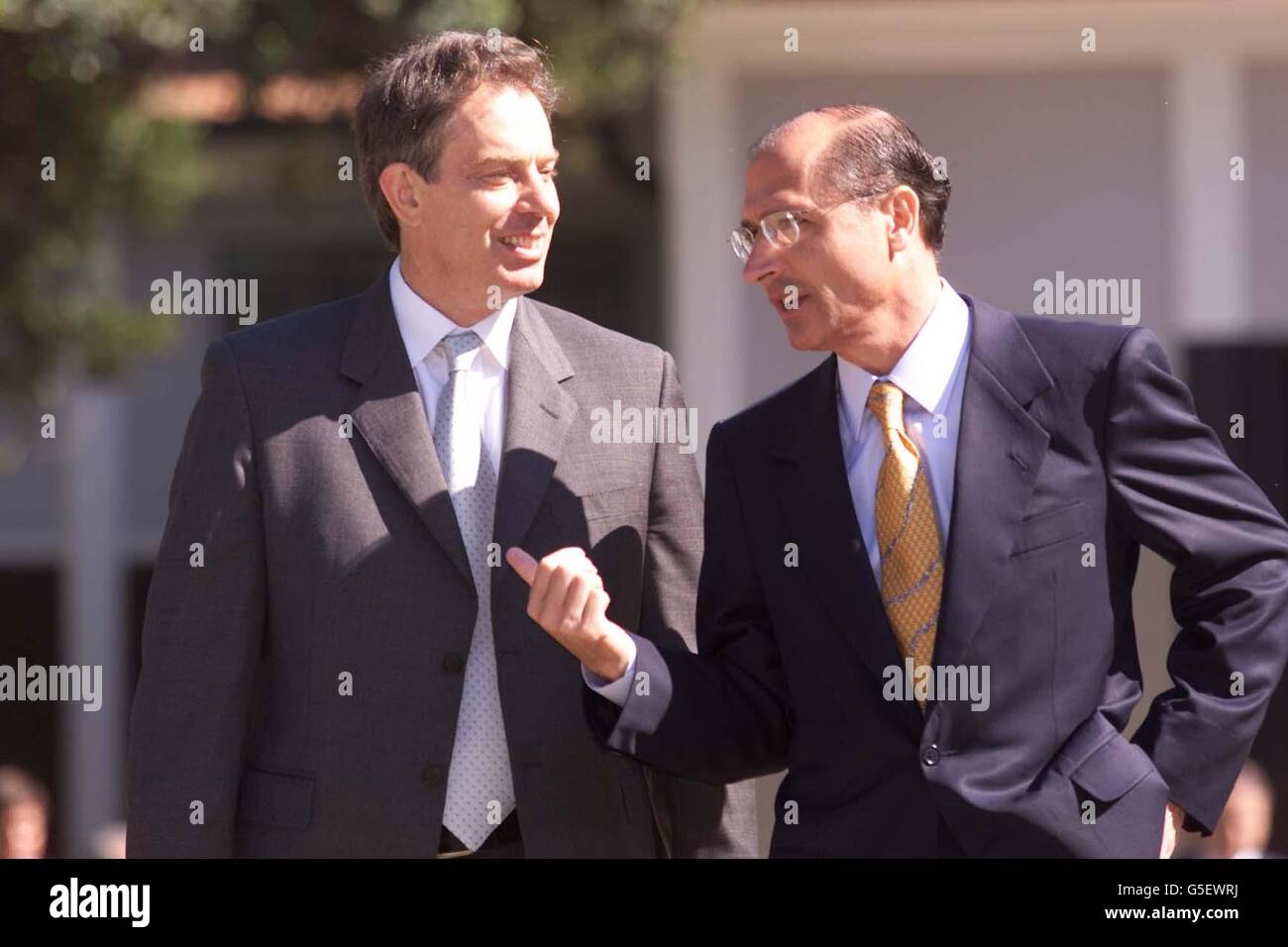 Der britische Premierminister Tony Blair (links) spricht mit dem Gouverneur des Bundesstaates Sau Paulo, Dr. Geraldo Alckmin, während eines Besuchs im Botanischen Garten in Sau Paulo, Brasilien. Bei seiner Ankunft wurde Blair von Greenpeace-Aktivisten begrüßt, die gegen die Globalisierung protestierten. Stockfoto