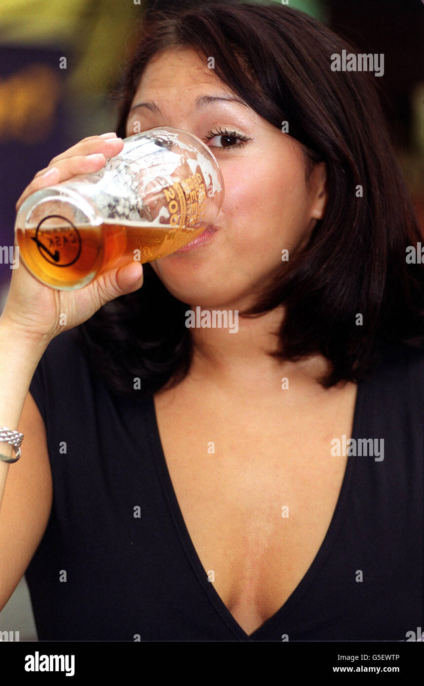 Cherisse Bisnar hat 21 von Kent probt die Waren während einer Kampagne, um junge und weibliche Trinker zu echtem Ale zu locken, die beim Great British Beer Festival in London Olympia gestartet wurde, wo mehr als 40,000 Trinker voraussichtlich rund 250,000 Pints trinken werden. * Mehr als 700 echte Ales, rund 200 ausländische Biere und Cider sind vom 31. Juli bis 4. August auf dem Festival vom Fass. Stockfoto