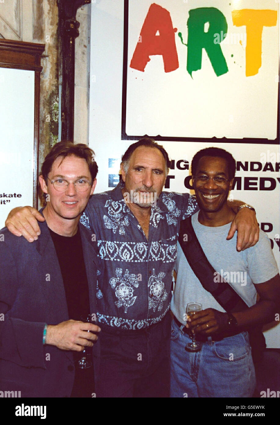 Amerikanische Schauspieler (L-R) Richard Thomas, Judd Hirsh und Joe Morton . Mitglieder der Broadway-Besetzung der THEATERKUNST, Ankunft im Wyndham Theatre, London. Stockfoto