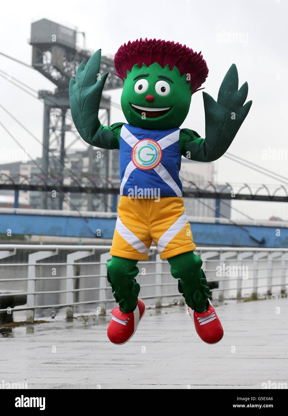 Glasgow Commonwealth Games Maskottchen Clyde wird während einer Zeremonie am Ufer des Flusses Clyde enthüllt. Stockfoto