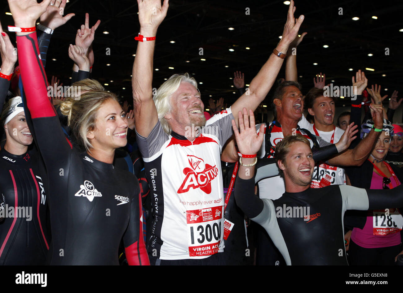 Sir Richard Branson mit seiner Tochter Holly (links) und Sohn Sam (rechts unten) beim Virgin Active London Triathlon. Stockfoto