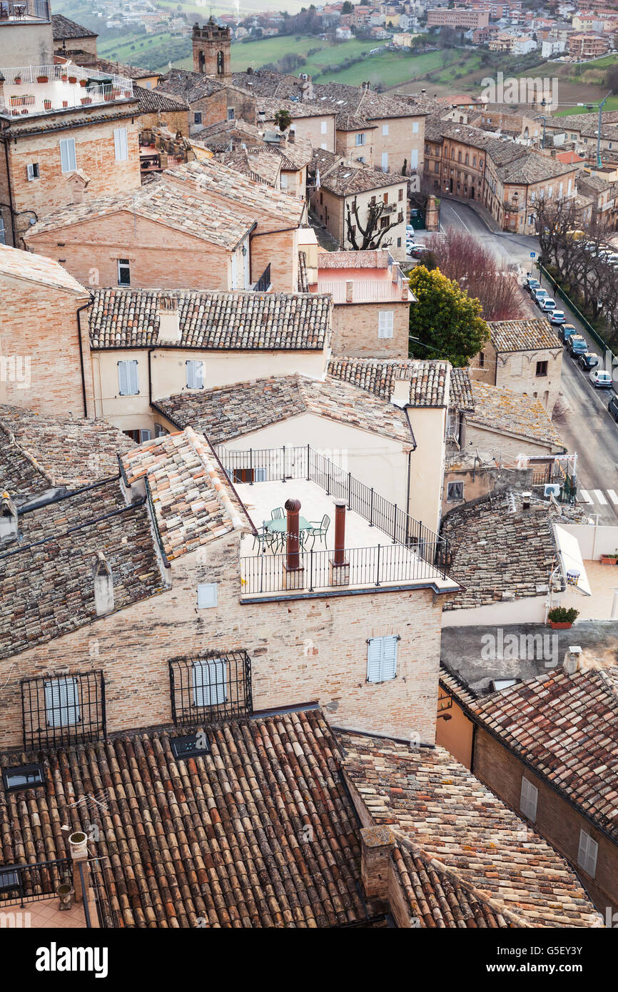 Dächer von Fermo, Italien. Alte steinerne Wohnhäuser, vertikale Foto Stockfoto