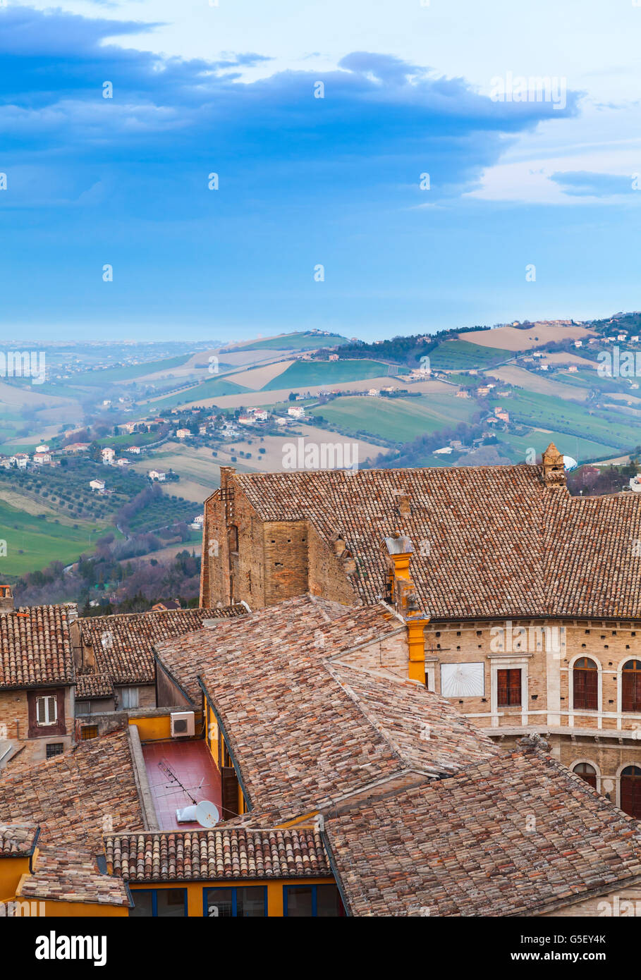 Fermo, Italien. Vertikale Foto mit alten Kacheln Dächer der steinernen Wohnhäuser Stockfoto