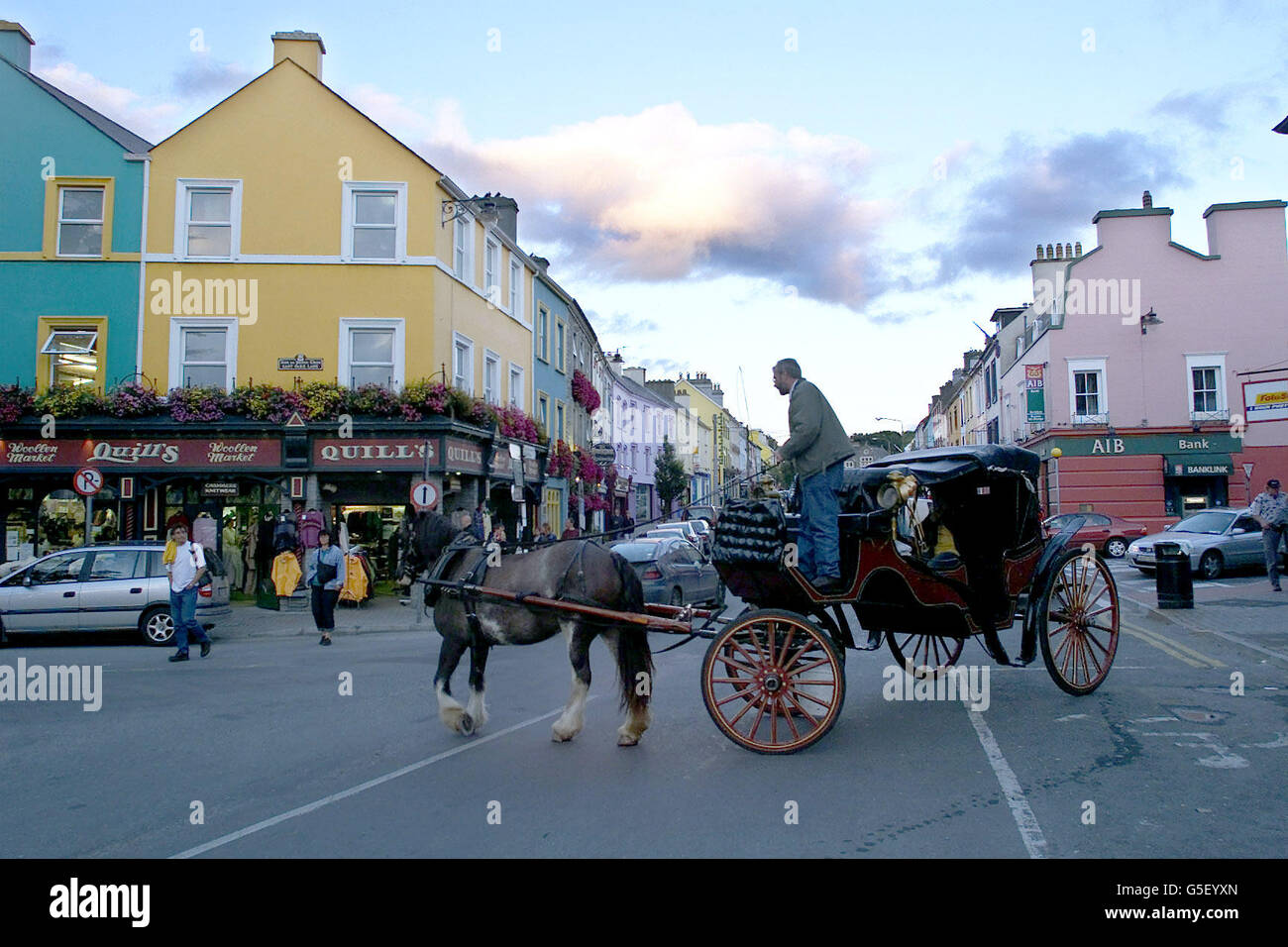 Ein Pferd & Kutsche biegen Sie in die Hauptstraße in Kenmare, Co. Kerry. Wenn der ehemalige US-Präsident Bill Clinton nach einem ruhigen Ort sucht, um seine Memoiren zu schreiben, könnte er es nicht besser machen als Kenmare in der wunderschönen Südwestspitze Irlands. * mit einem Vorschuss von mehr als 10 Millionen Dollar in seiner Tasche, Herr Clinton hätte seine Wahl von einer Reihe von üppigen Eigenschaften am Rand der schönen Ring of Kerry. Die New York Post behauptete, Clinton habe bereits ein 2.1 Millionen Ferienhaus, das als ultimatives Urlaubsziel bezeichnet wird, vorgesehen. Kenmare ist ein bevorzugter Urlaubsort des irischen Premierministers Stockfoto