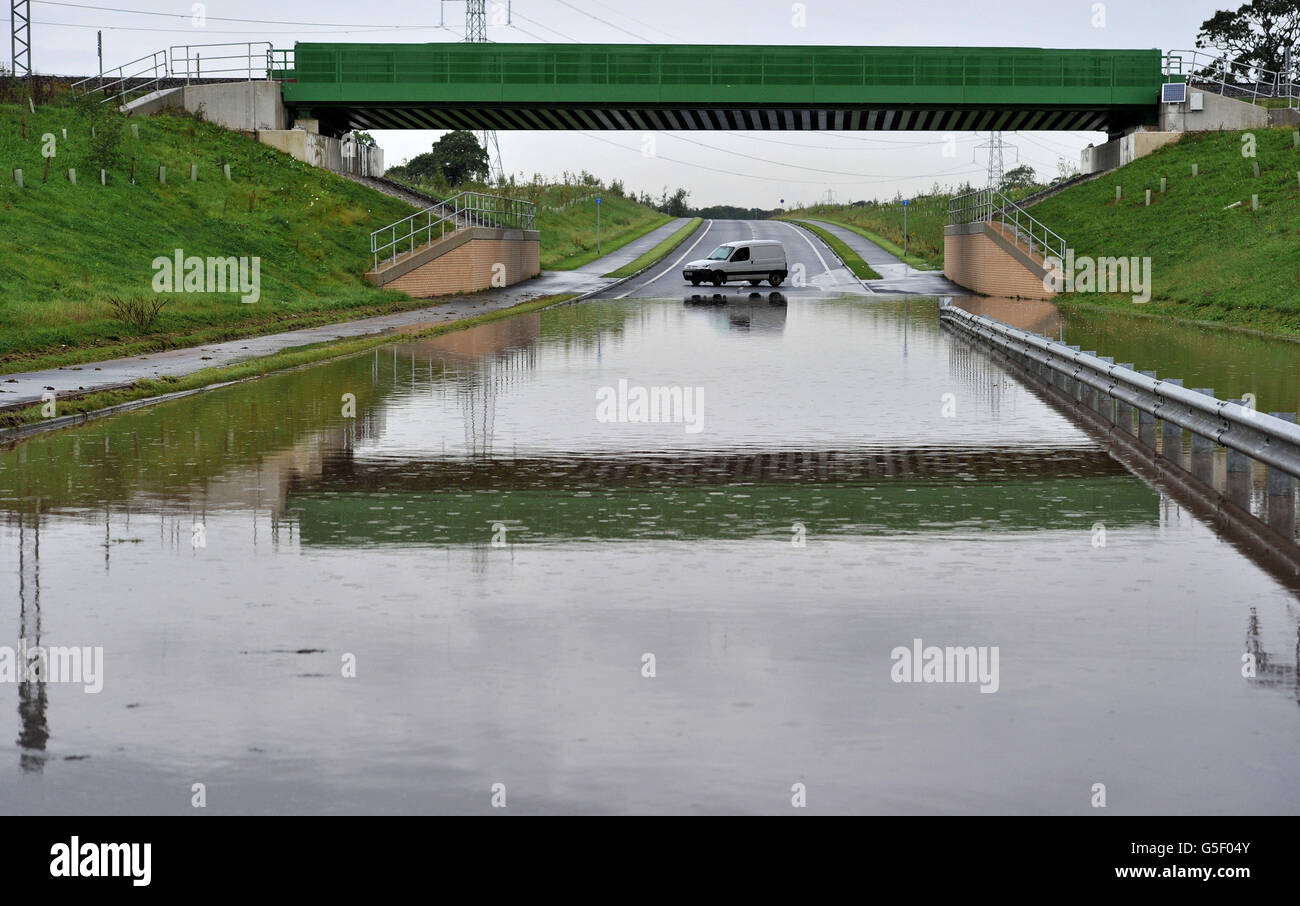 Ein Lieferwagen wird gezwungen, sich umzudrehen, nachdem das Hochwasser die A34 in der Nähe von Alderley Edge in der Nähe von Ceshire geschlossen hat. Stockfoto