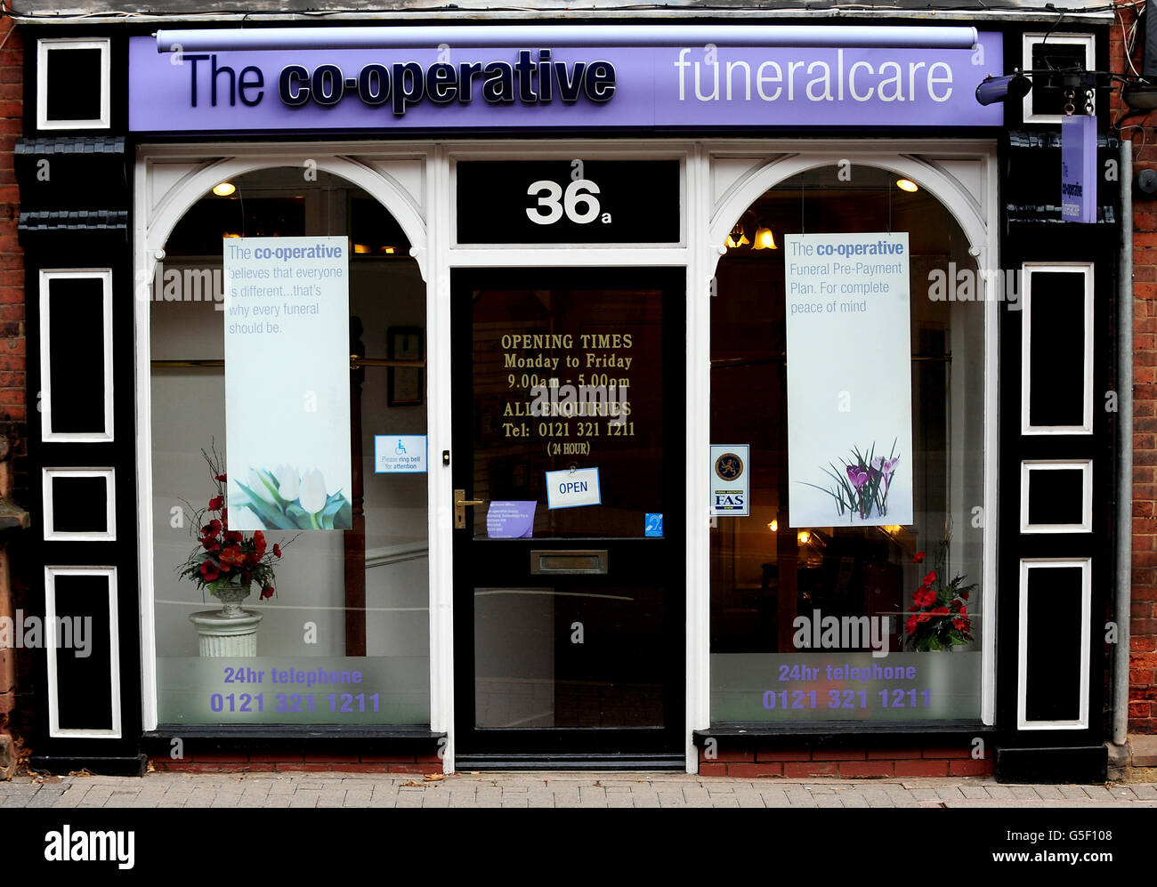 Kooperative Beerenpflege. Allgemeine Ansicht des Co-operative Bestattungsschildes in einem Geschäft, Sutton Coldfield, West Midlands. Stockfoto