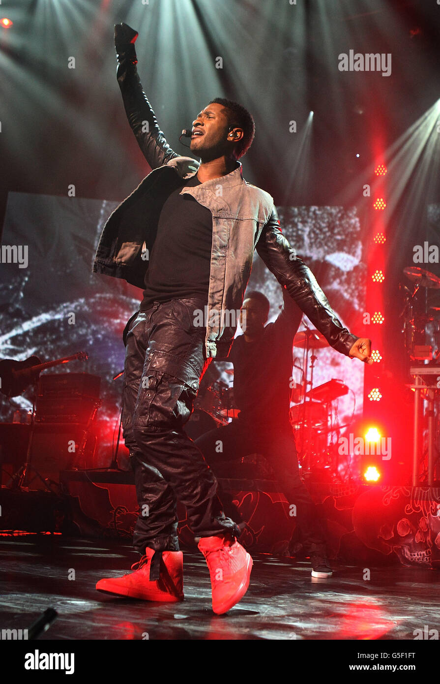 Usher tritt am ersten Tag beim iTunes Festival im Roundhouse in London auf. Stockfoto