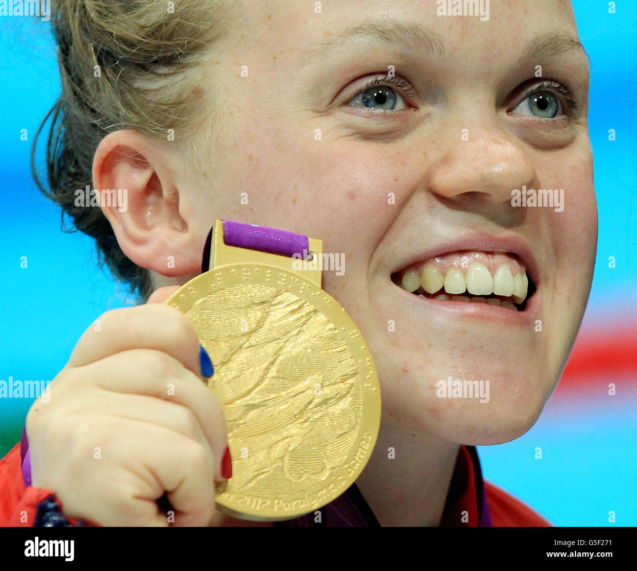 Die britische Eleanor Simmonds feiert mit ihrer Goldmedaille nach dem Gewinn des Women's 200m im - SM6 im Aquatics Centre, London. Stockfoto