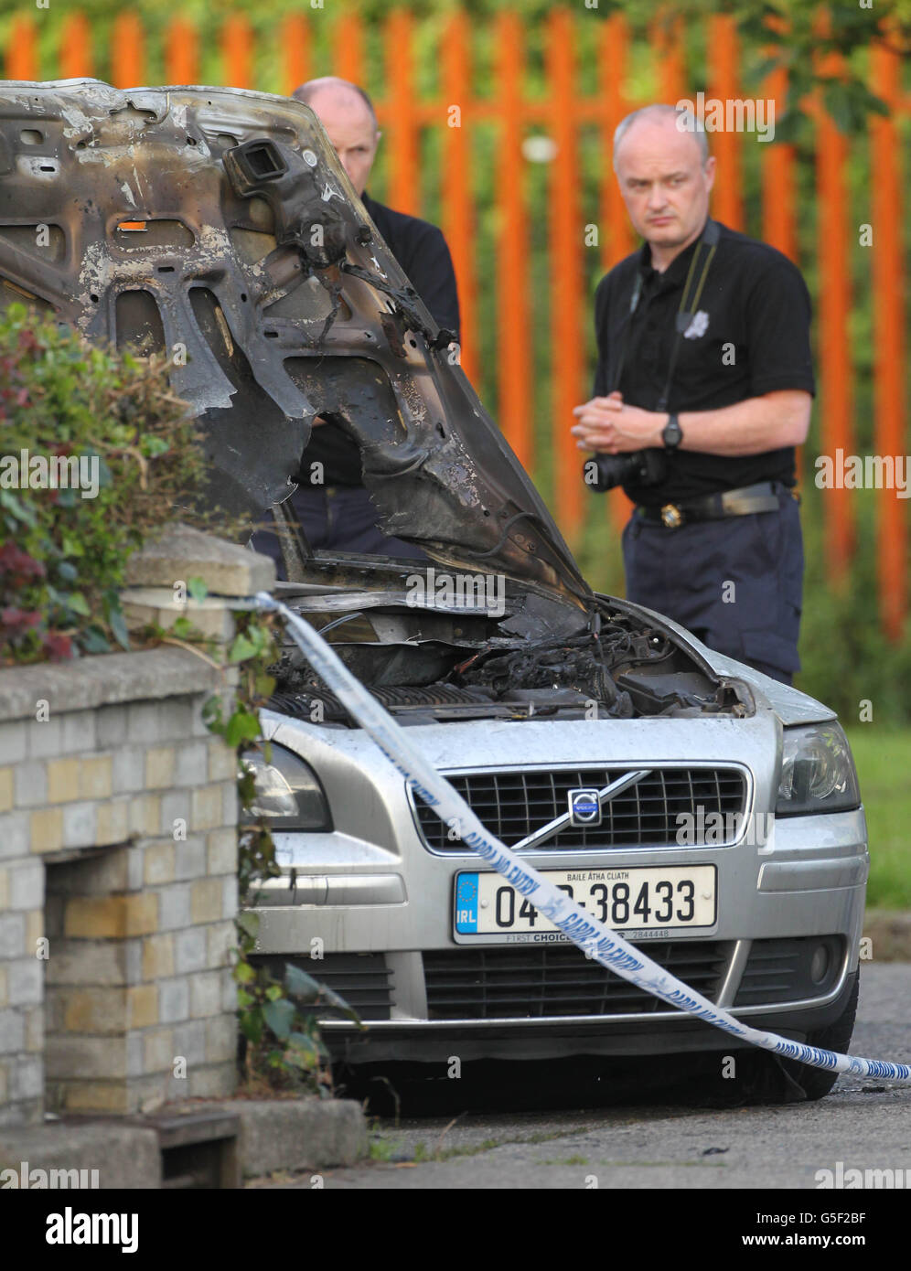 Ein ausgebranntes Auto wird in der Nähe der Szene abgedichtet, nachdem eine führende Terrorfigur getötet und ein Mitarbeiter bei einem Gangland-ähnlichen Schusswaffenangriff im Clongriffin-Gebiet von Dublin verletzt wurde. Stockfoto
