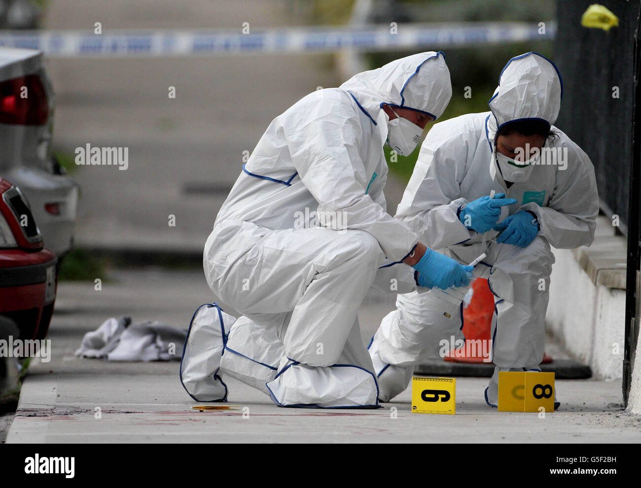 Der forensische Garda sammelt Beweise am Tatort, nachdem eine führende Terrorfigur getötet und ein Mitarbeiter bei einem Gongland-ähnlichen Schusswaffenangriff in der Clongriffin-Gegend von Dublin verletzt wurde. Stockfoto