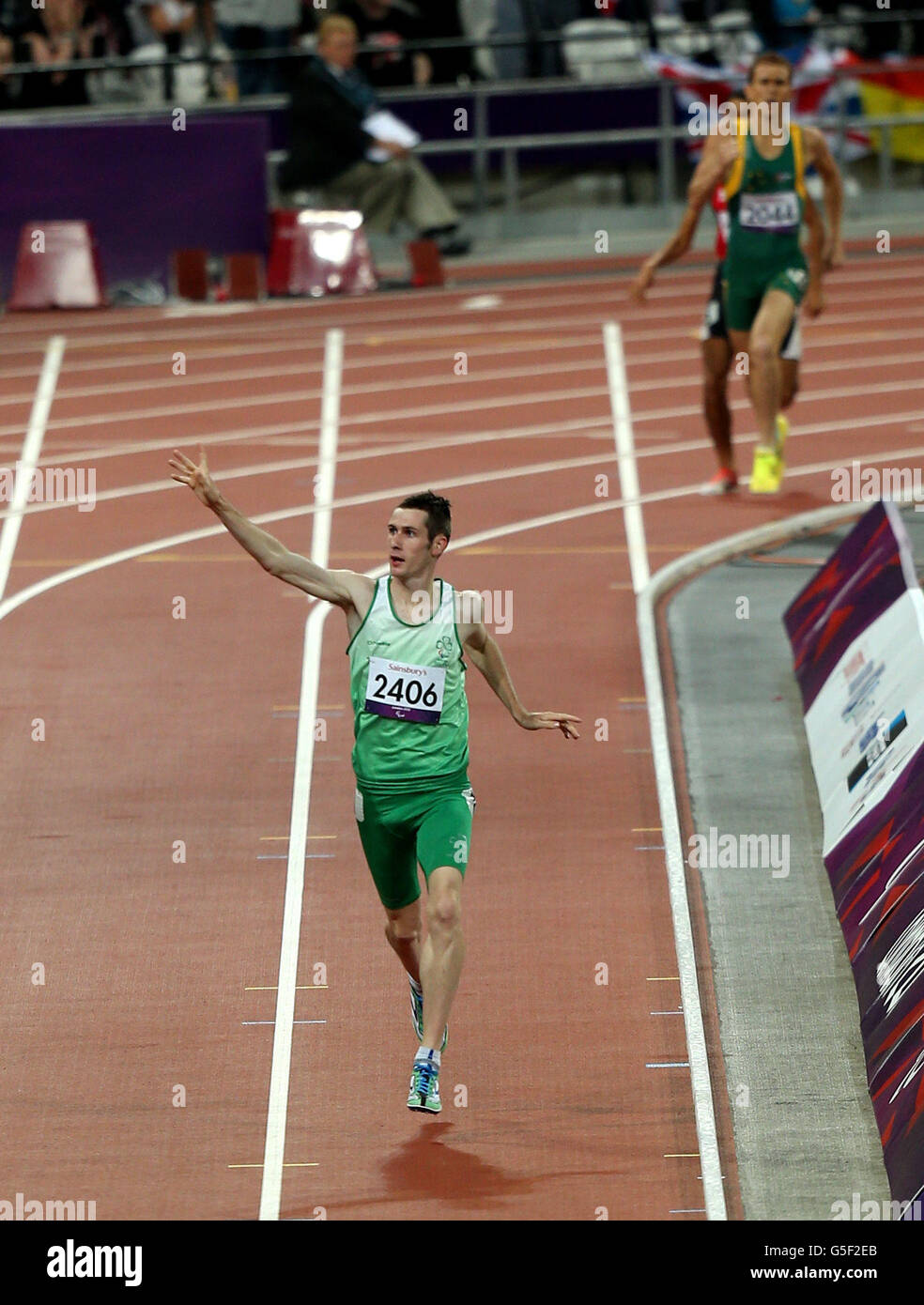 Der irische Michael McKillop feiert den Sieg beim 1500-m-Rennen der T37-Kategorie der Männer im Olympiastadion. Stockfoto