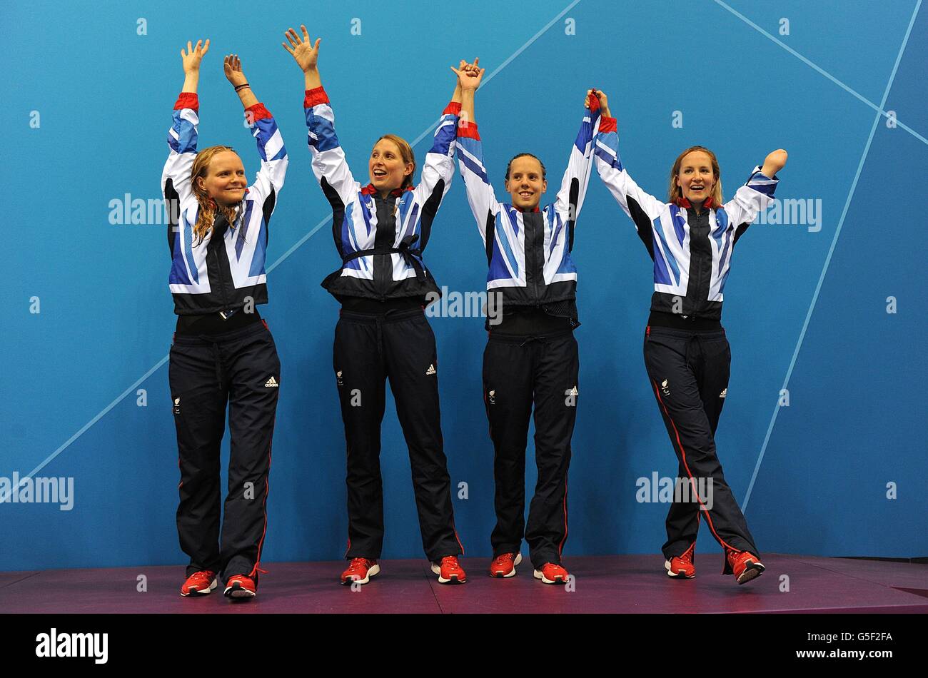 Die Großbritanniens (links-rechts) Susannah Rodgers, Stephanie Millward, Louise Watkin und Claire Cashmore auf dem Podium, um ihre Bronzemedaillen nach dem Finale des Frauen-Freestyle-Staffs im Aquatics Center im Olympic Park, London, zu sammeln. Stockfoto