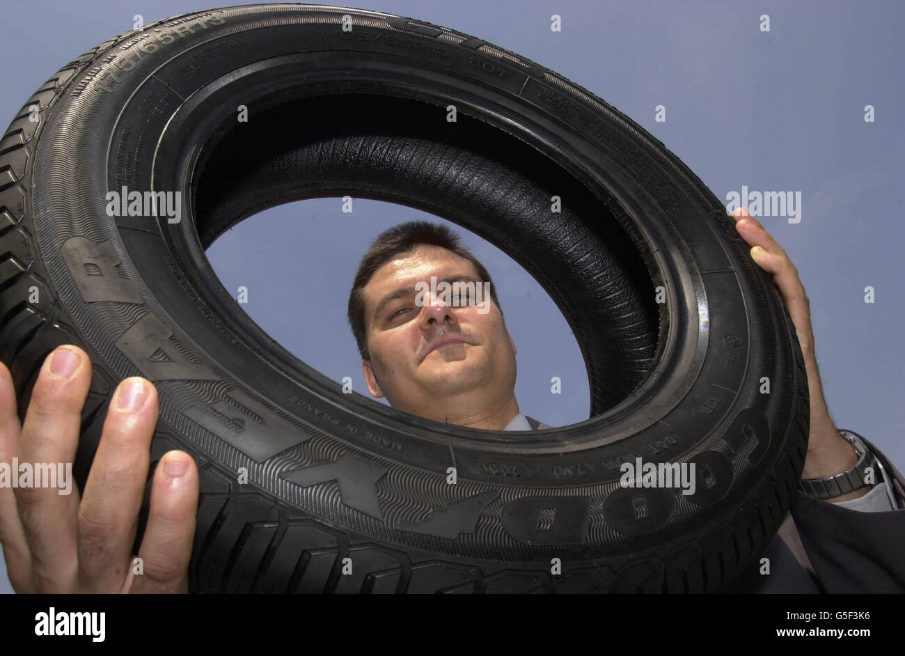 Goodyear-Erfinder Dr. Filomino Corvasce, in London mit dem neuen Goodyear-Reifen - der zum Teil aus Mais besteht - mit einem organischen Derivat aus Maispflanzen, das nach Angaben des Unternehmens umweltfreundlicher, sicherer, leiser und treibstoffsparender sein wird. * der aus Maisstärke gewonnene Inhaltsstoff ersetzt eine bestimmte Menge an nicht erneuerbaren Zutaten, die bei der Reifenherstellung verwendet werden, wie Silica und Carbon Black. Stockfoto