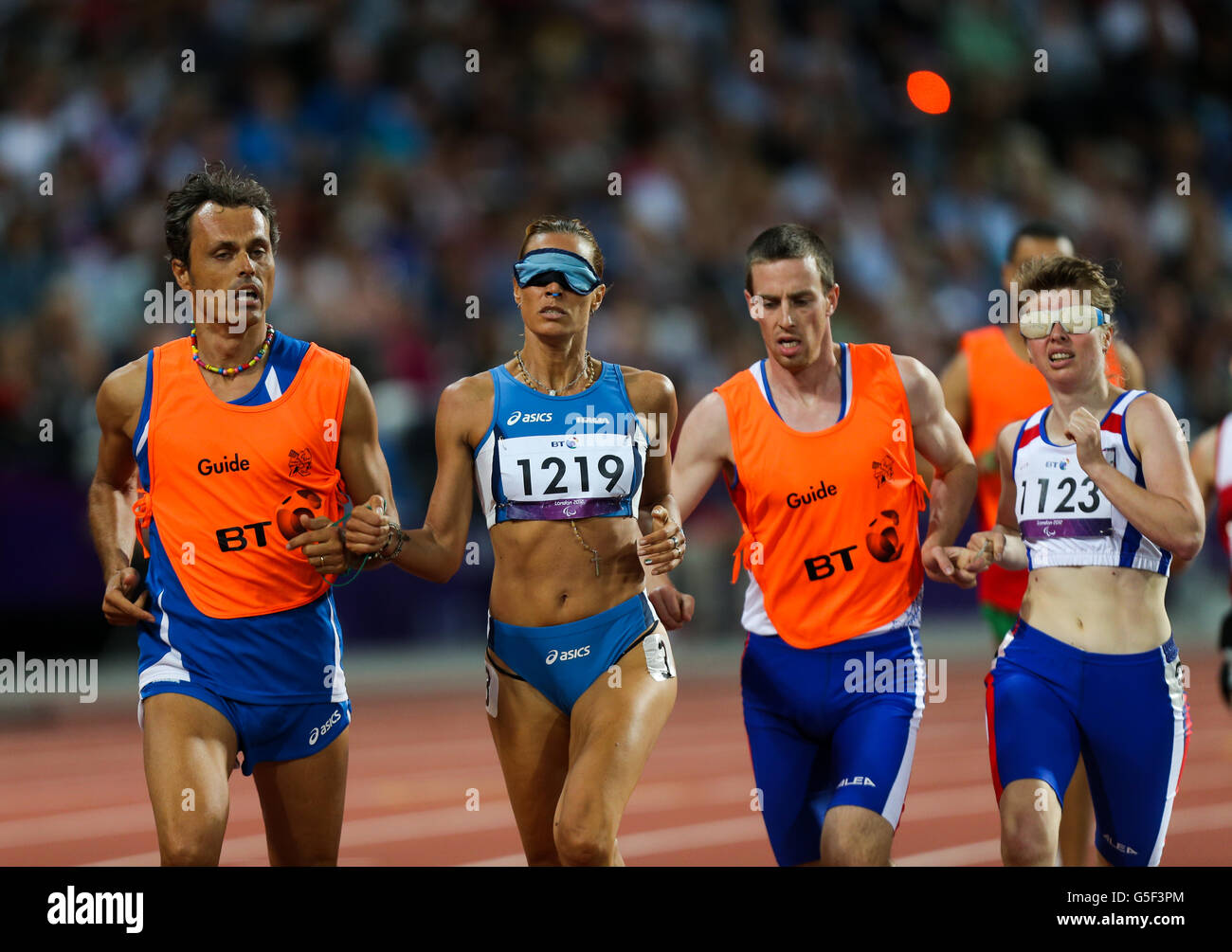 Die Italienerin Annalisa Minetti fährt neben ihrem Reiseleiter Andrea Giocondi vor der Tschechin Miroslava Sedlackova und ihrem Führer Michael Prochazka im 1500-m-T12 der Frauen im Olympiastadion. Stockfoto