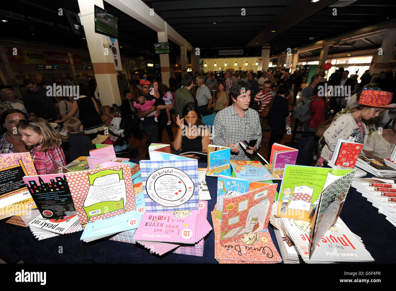 Bücher, die als Kinder verkauft werden, erwarten, während einer Buchunterzeichnung Autor und Illustrator Lauren Child zu treffen Stockfoto
