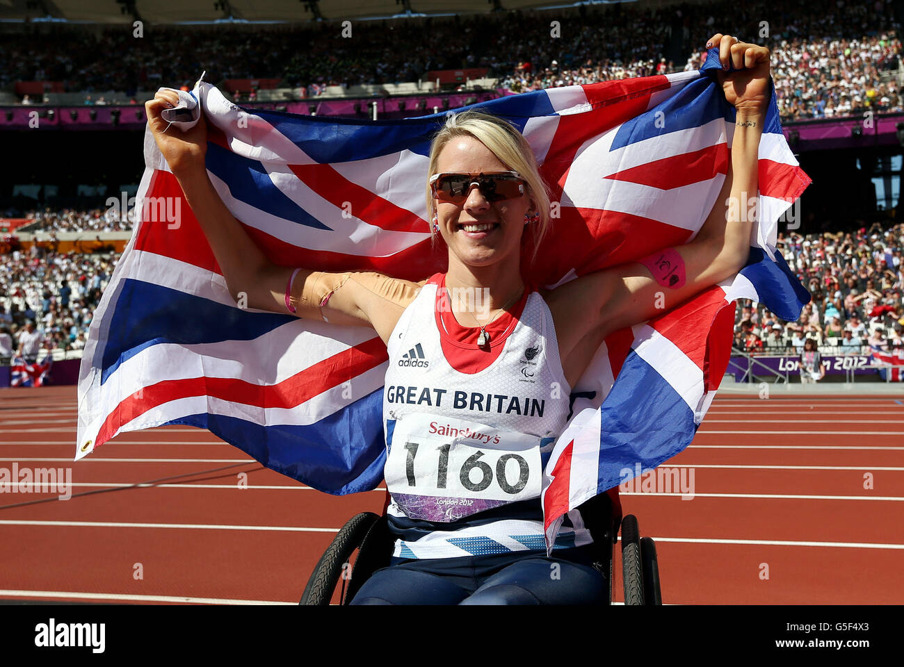 Die britische Josie Pearson feiert den Sieg in der Kategorie „Women's Discus F51/52/53“ im Londoner Olympiastadion. Stockfoto