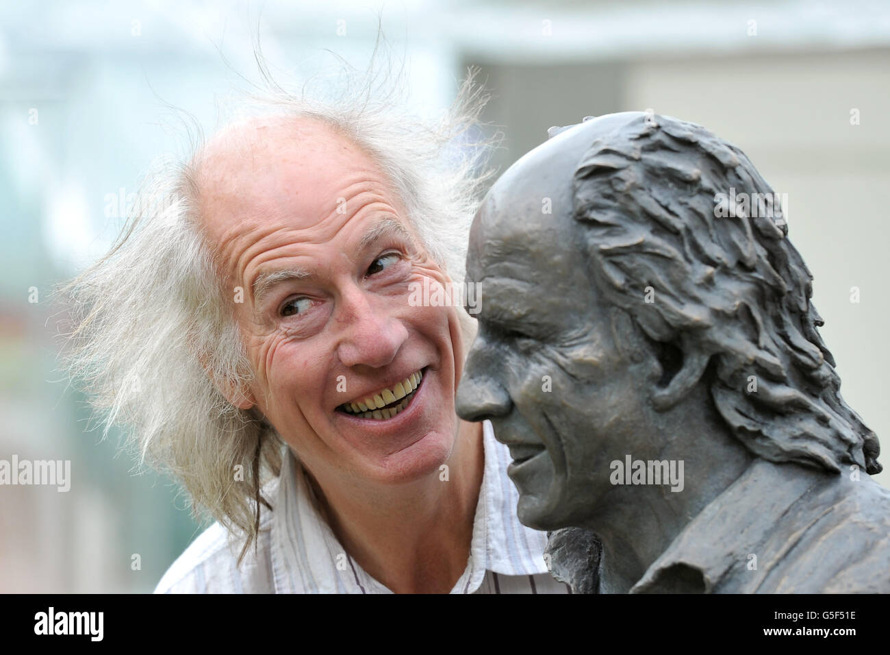 Die Persönlichkeit von Wildlife TV Terry Nutkins mit einer Bronzeskulptur von Nick Roberson bei der RHS Flower Show im Tatton Park, Knutsford, Cheshire. Stockfoto