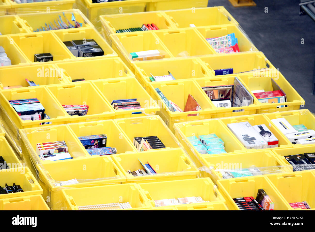 Das Amazon-Distributionslager in Hemel Hempstead, wie der Online-Shopping-Riese angekündigt hat, soll mit der Eröffnung von drei weiteren Distributionszentren 2,000 neue Arbeitsplätze schaffen. DRÜCKEN Sie VERBANDSFOTO. Bilddatum: Freitag, 7. September 2012. Siehe PA Geschichte INDUSTRIE Amazon. Bildnachweis sollte lauten: Steve Parsons/PA Wire Stockfoto