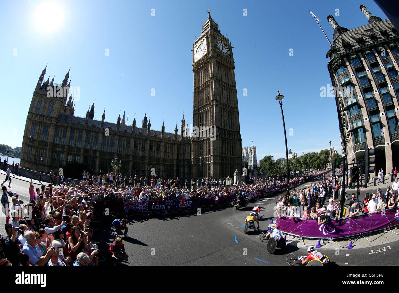 Paralympische Spiele In London - Tag 11. Der Männer-T54-Marathon geht auf den Parliament Square in London. Stockfoto