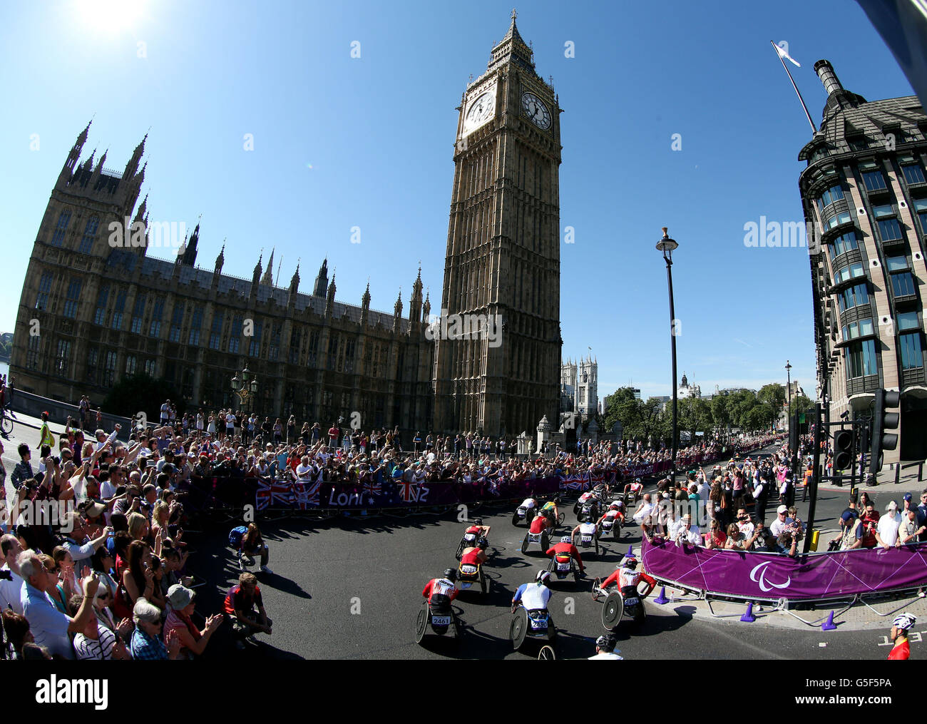 Paralympische Spiele In London - Tag 11. Der Männer-T54-Marathon geht auf den Parliament Square in London. Stockfoto