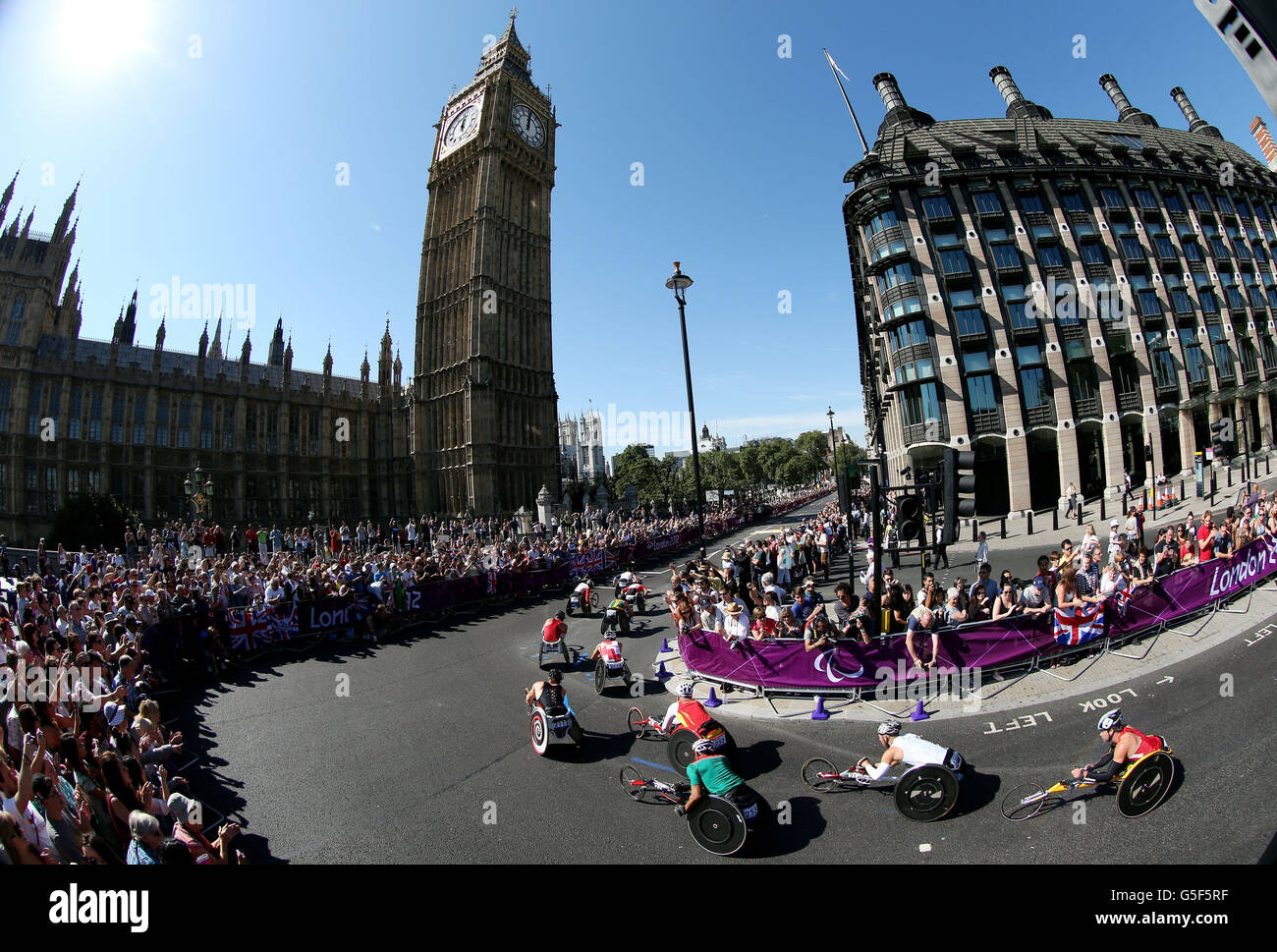 Der Men's T54 Marathon macht seinen Weg auf den Parliament Square in London. Stockfoto