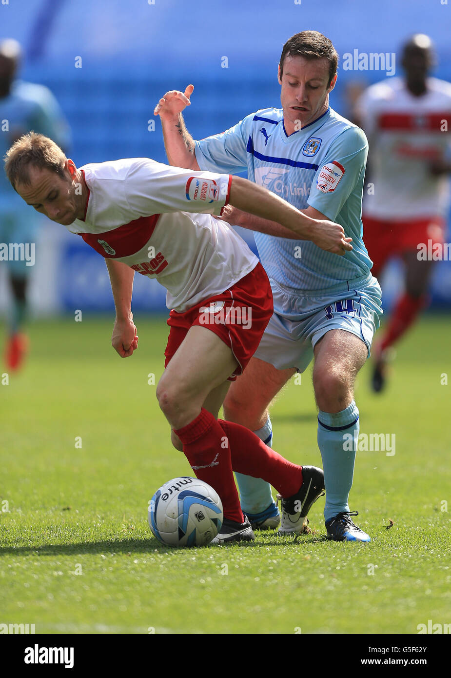 Soccer - npower Football League One - Coventry City / Stevenage - Ricoh Arena. David Grey von Stevenage (links) und Stephen Elliott von Coventry City kämpfen um den Ball Stockfoto