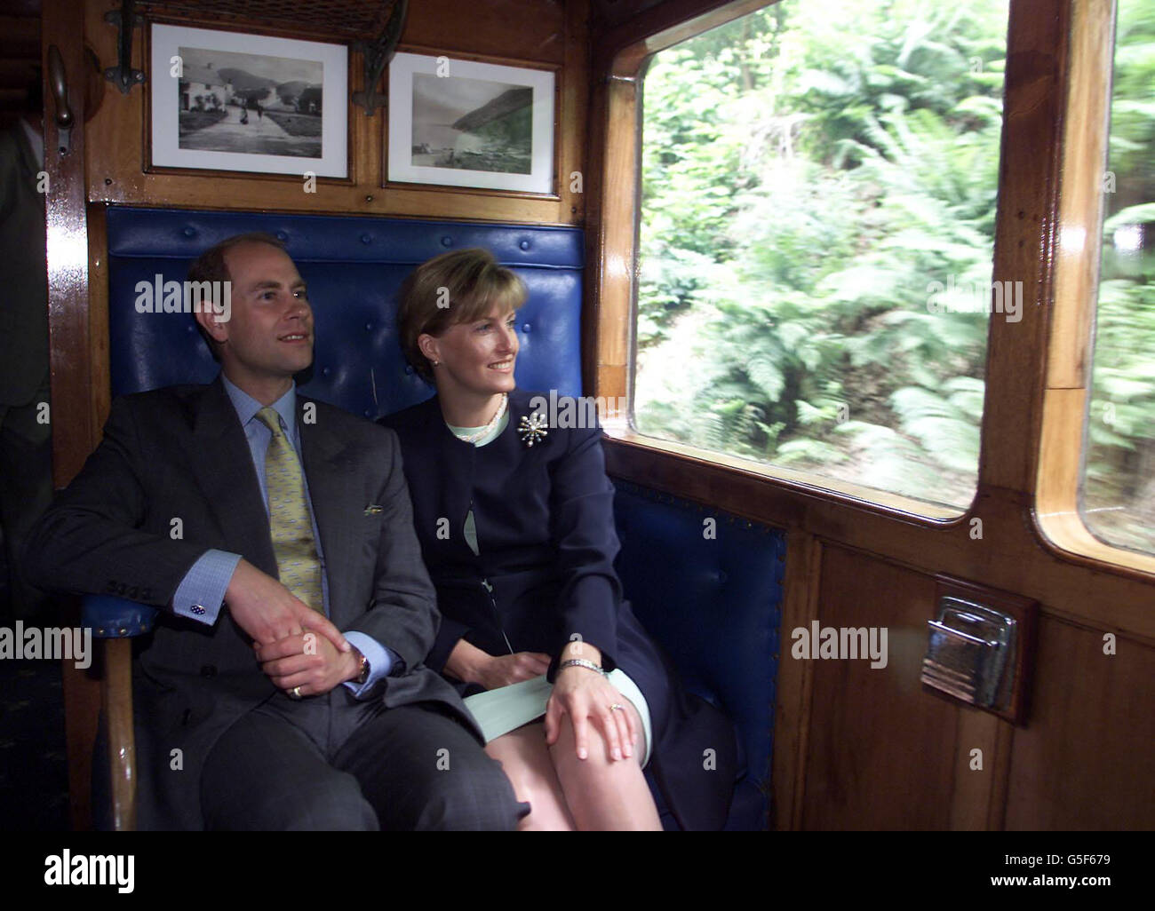 Der Graf und die Gräfin von Wessex bei einer zweitägigen Tour durch die Isle of man, bei einer Reise mit der 116 Jahre alten, wieder in Betrieb genommenen Dampfmaschine, der Caledonia von Douglas nach nahe gelegenen Santon, wo sie ein traditionelles County Fair besuchten. * der Graf hatte zuvor das Namensschild der Kaledonien enthüllt. Stockfoto